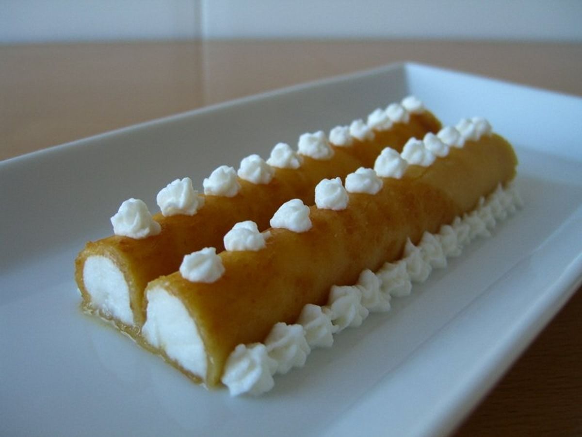 Canelons de torró de crema farcits de nata