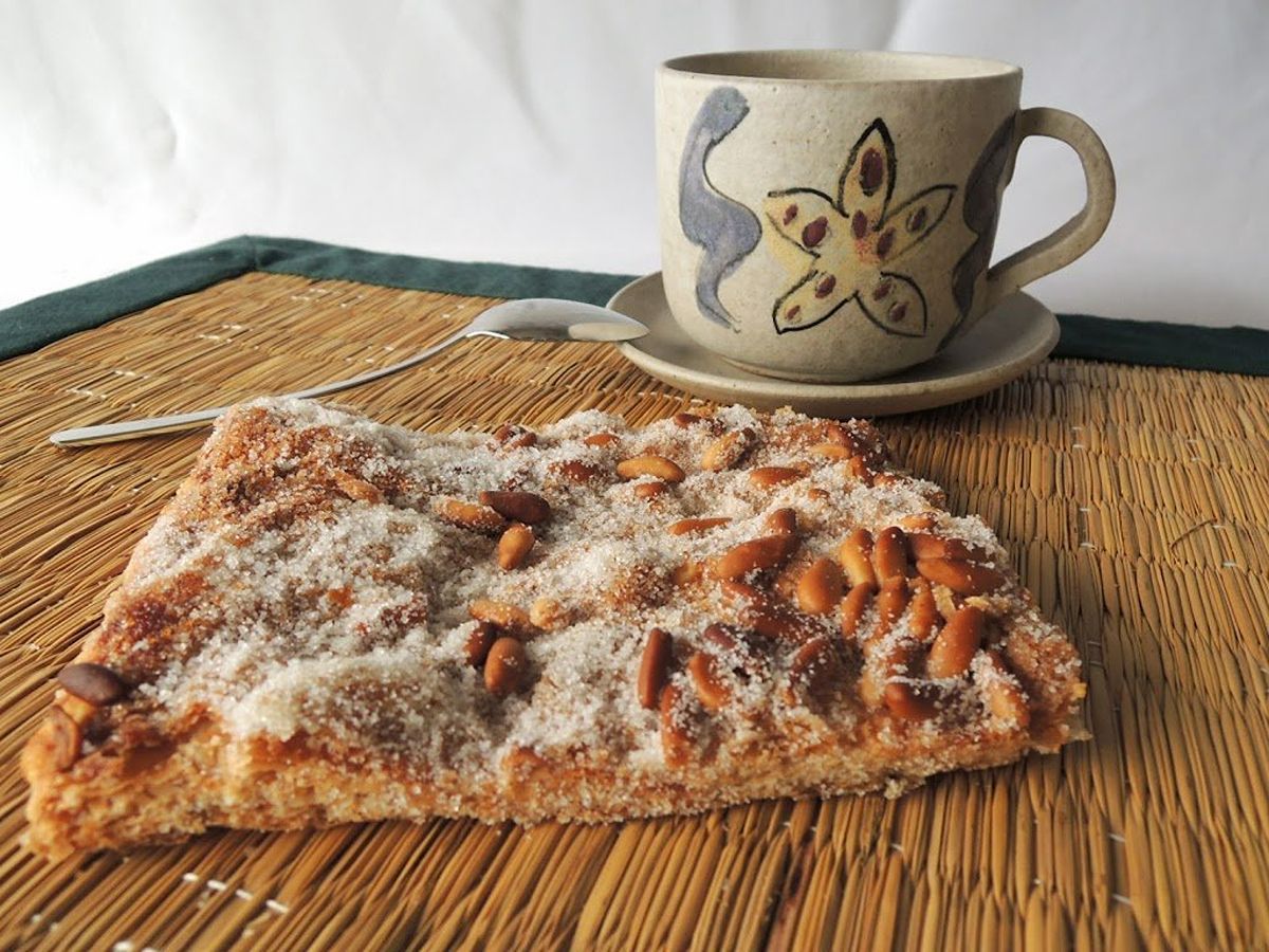 Coca de llardons i avellanes