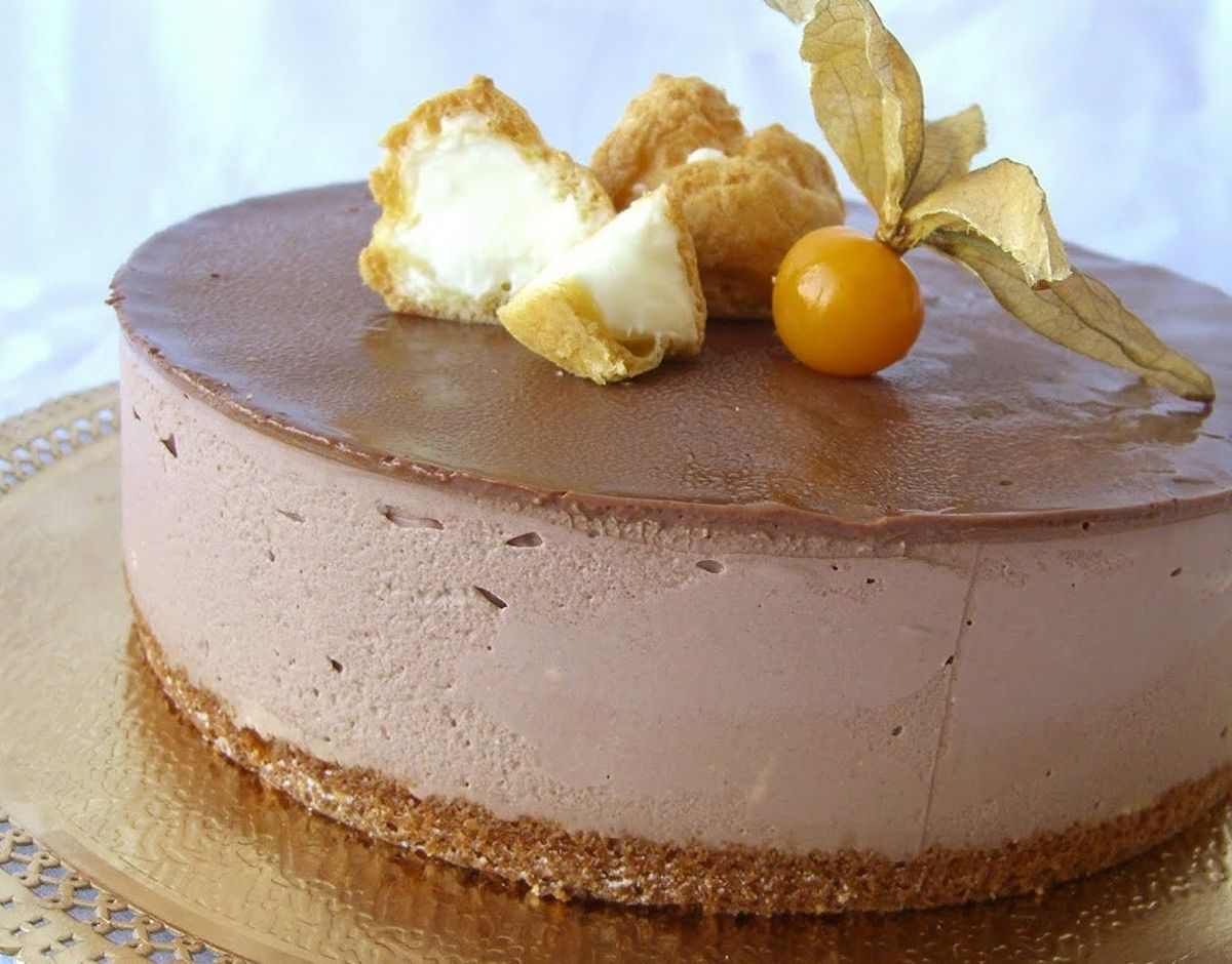 Pastís de mousse de xocolata amb profiteroles sorpresa