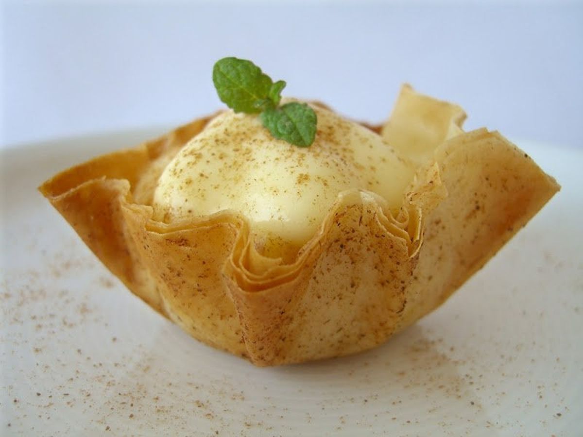 Escuma de crema cremada amb tulipes de pasta fil·lo