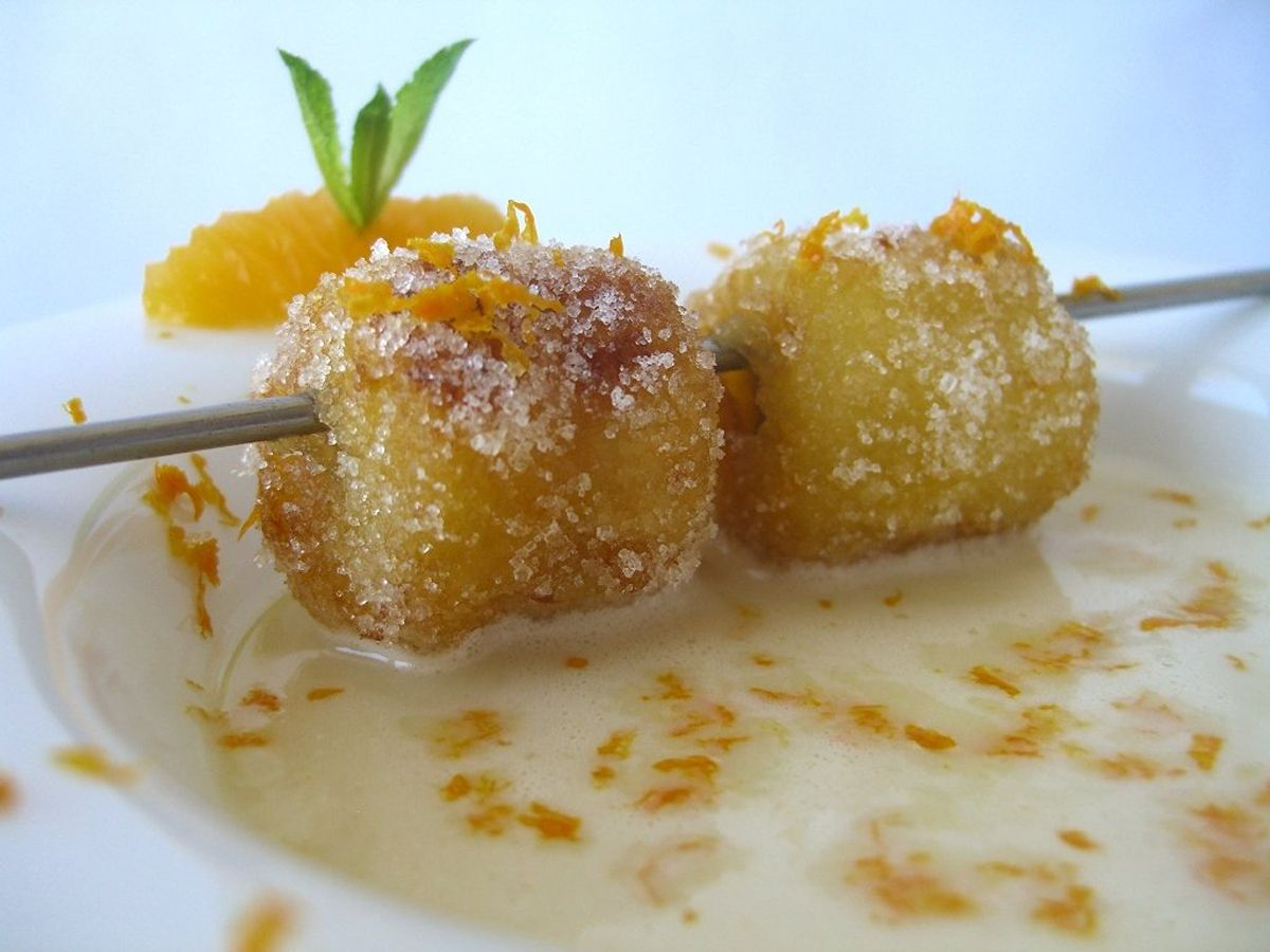 Plàtan arrebossat de taronja i mel amb sopa de xocolata blanca