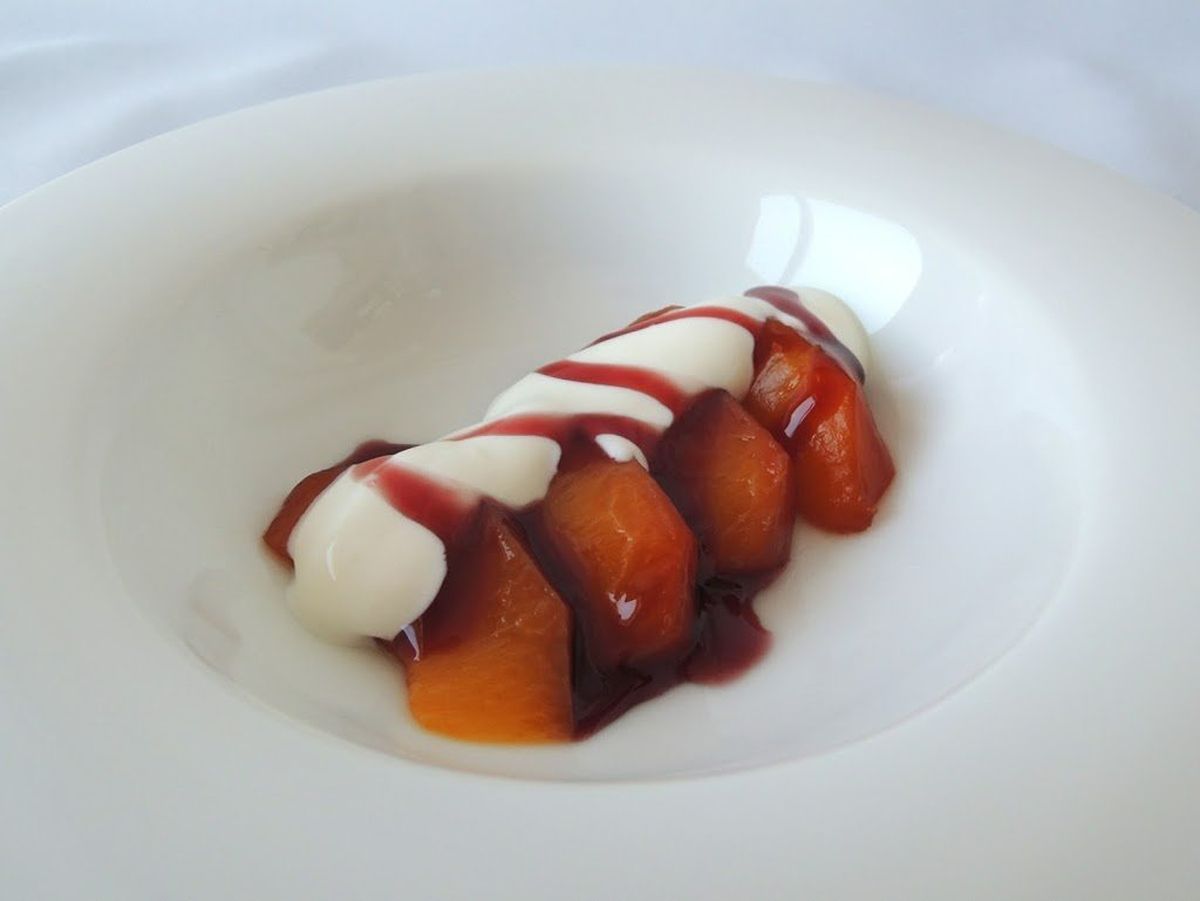 Préssecs al vi amb salsa de iogurt i xocolata blanca (1)