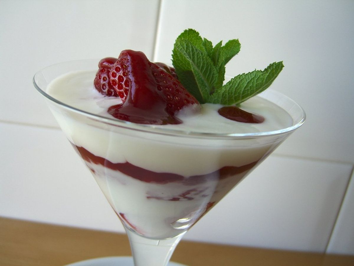 Copa de iogurt casolà amb coulis de maduixes