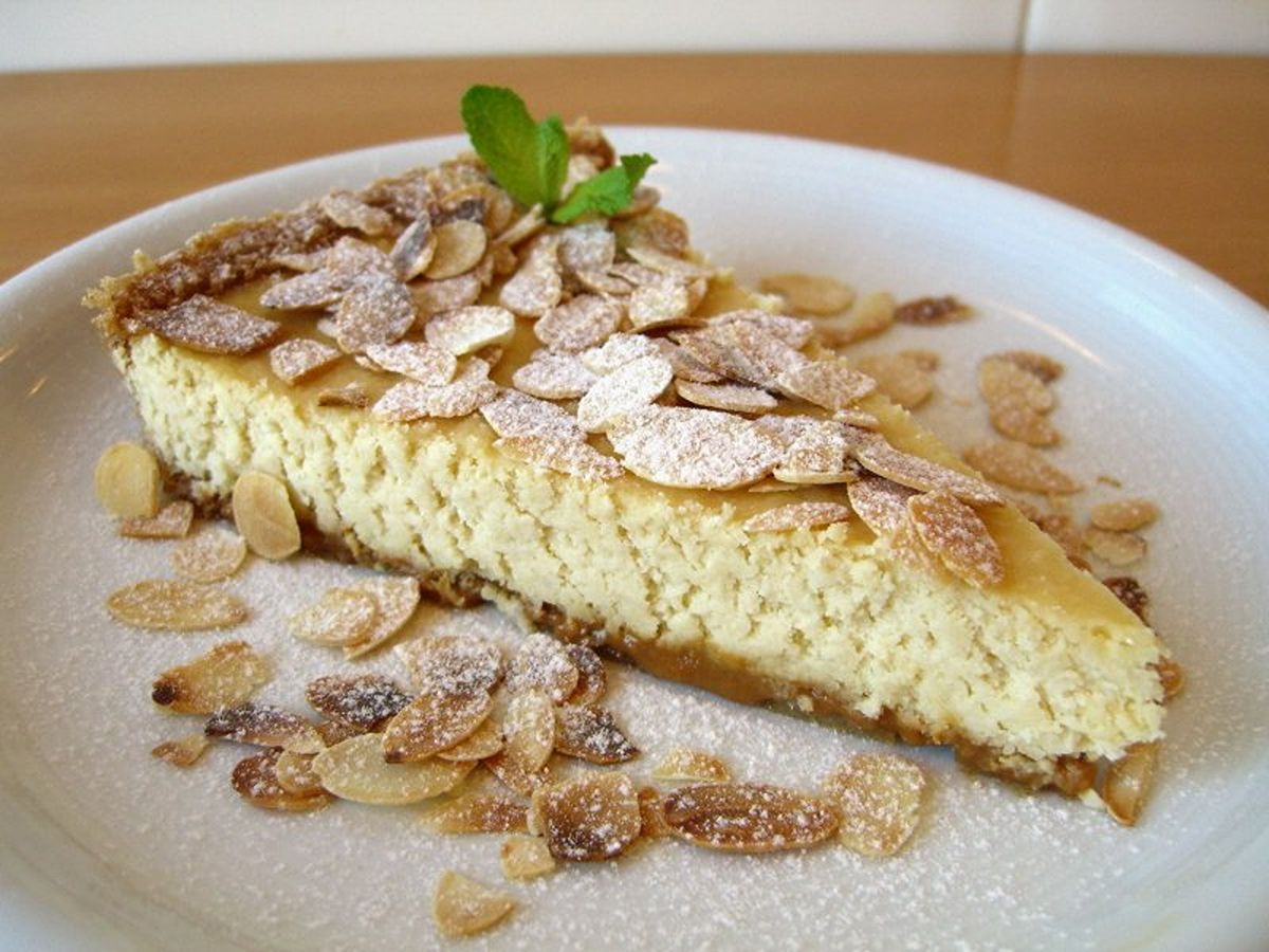 Pastís de ricotta, coco i almívar de llet