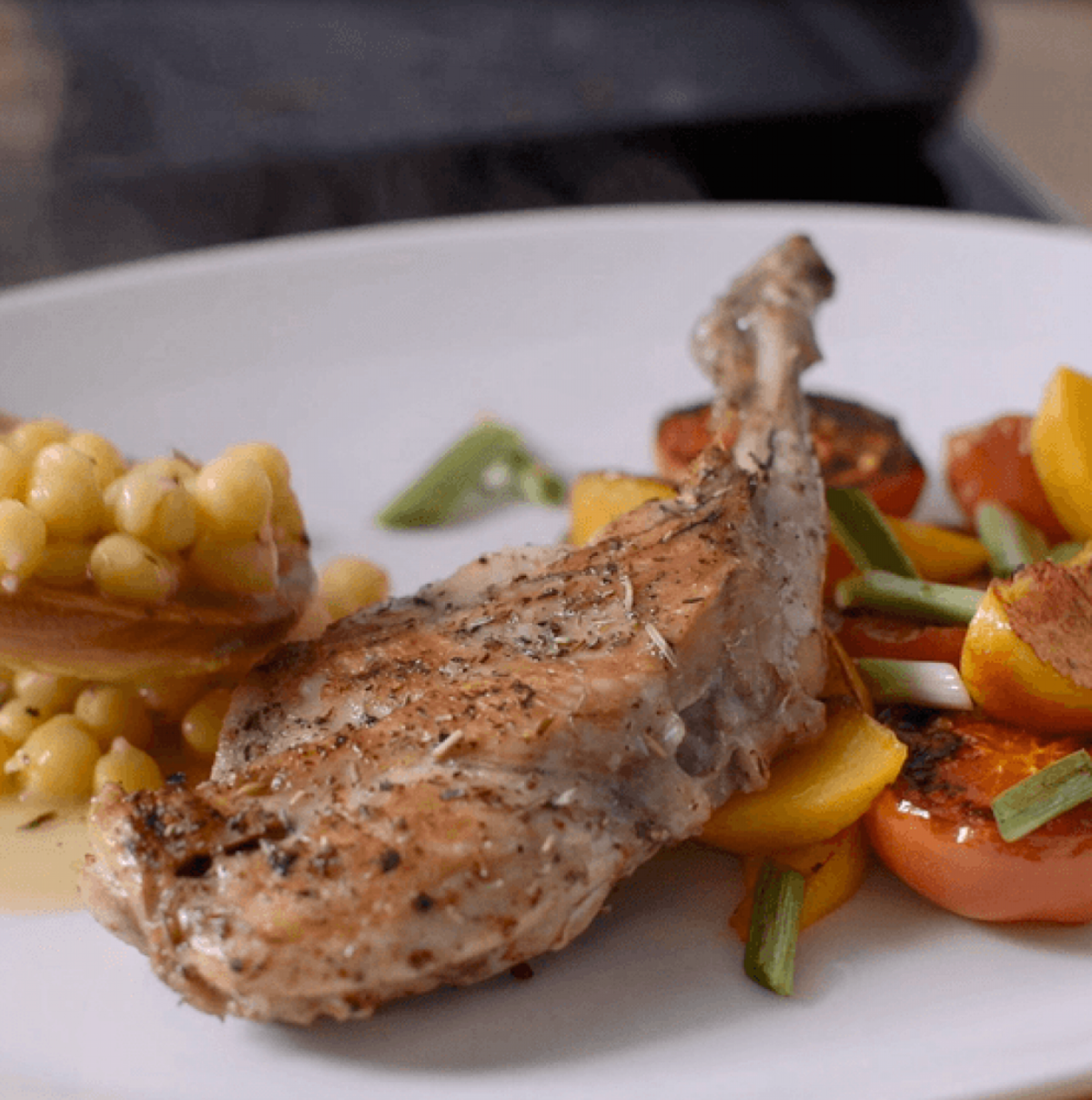 Confit de cuixes de conill i saltat de préssec