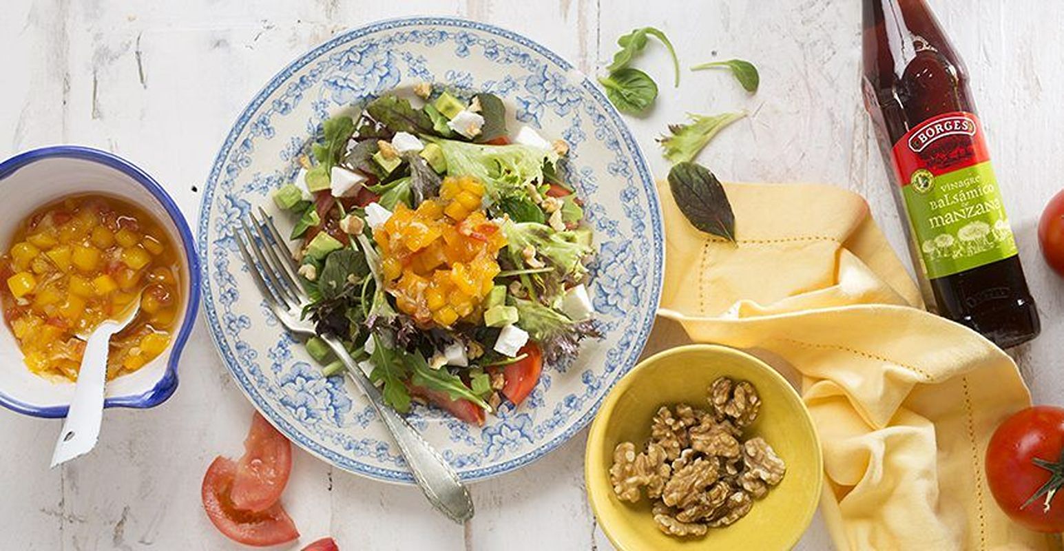 Amanida de tomàquets amb formatge de cabra, alvocat i vinagreta de chutney