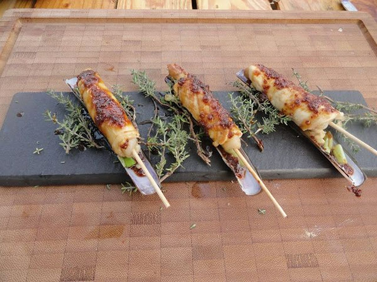 Yakitori de navalles i pollastre amb alls tendres