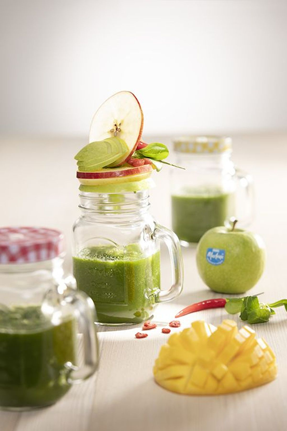 Batut verd amb poma, mango, 'milamores', baies de goji, coriandre i bitxo