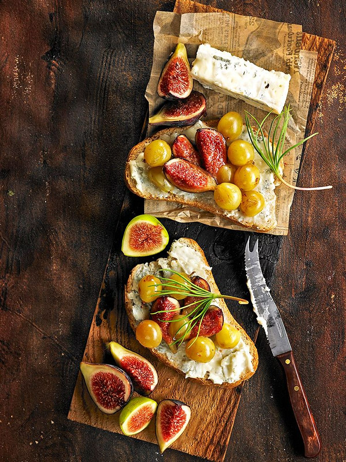 Torrades amb formatge blau, figues i raïm