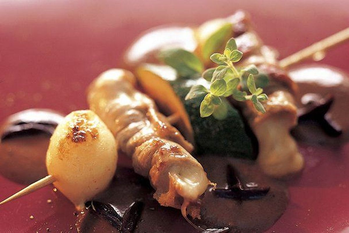 Broquetes d'Emmentaler AOP amb salsa d'olives negres