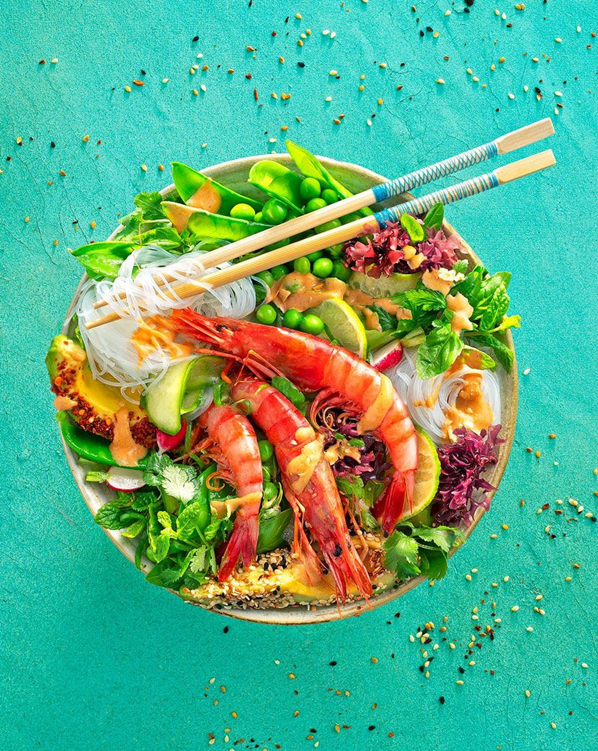 Amanida tèbia de gambes vermelles de la costa i verdures de temporada