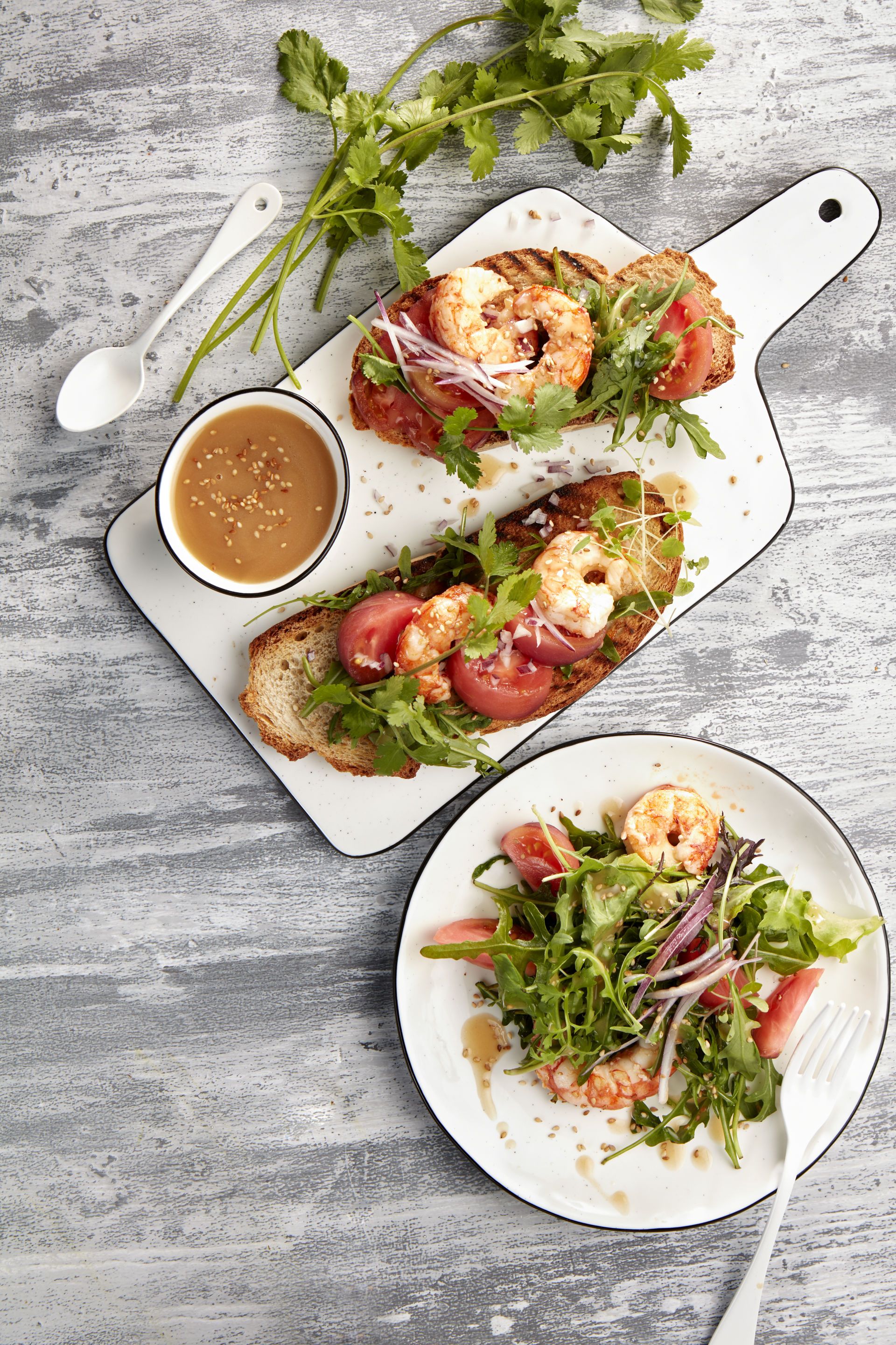 Torrada amb gambes i salsa de sèsam