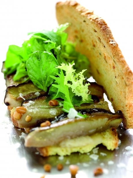 Tostada con boletus y ensalada