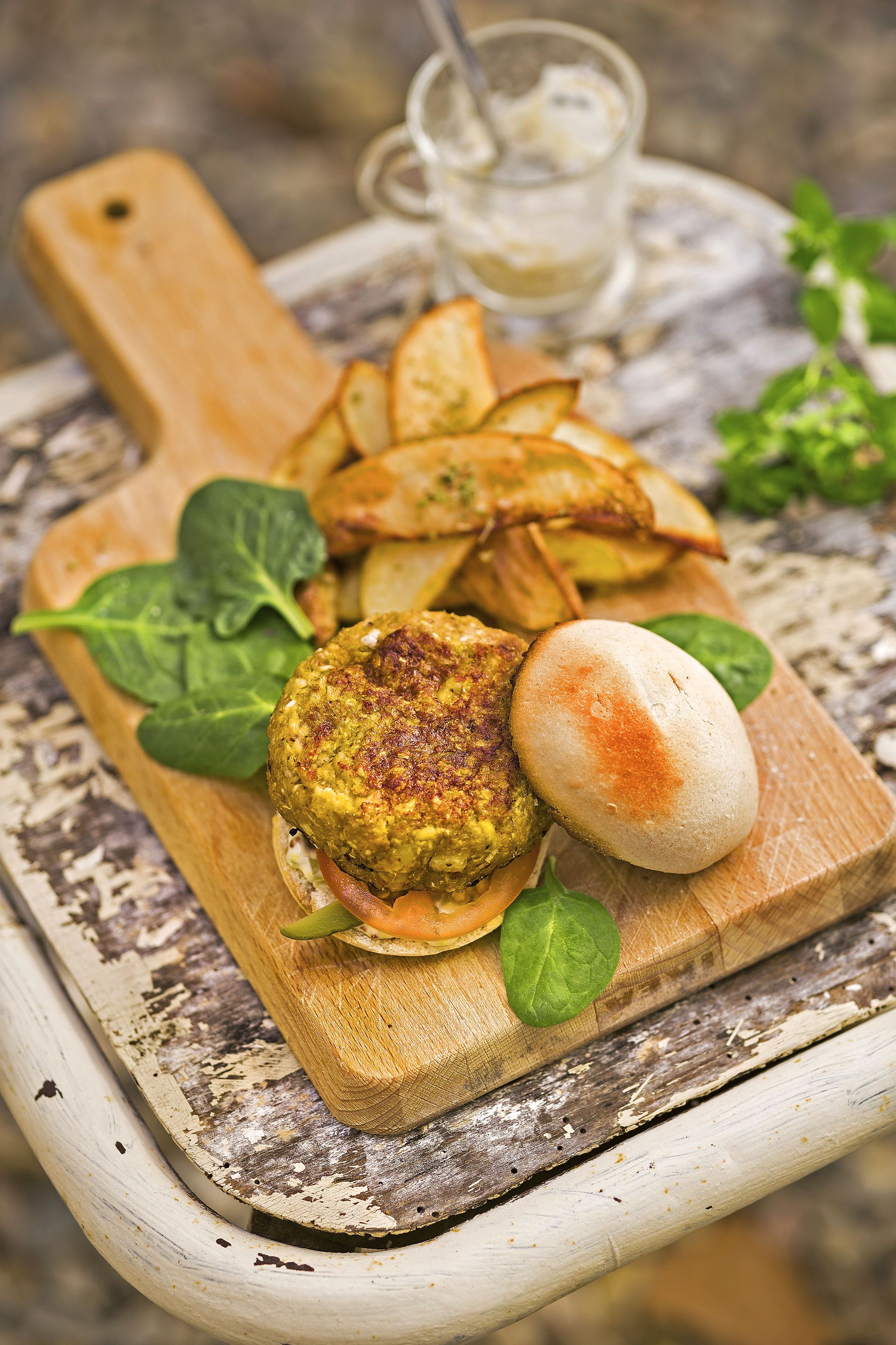 Hamburguesa vegetal amb xips de patata i al forn i salsa tàrtara