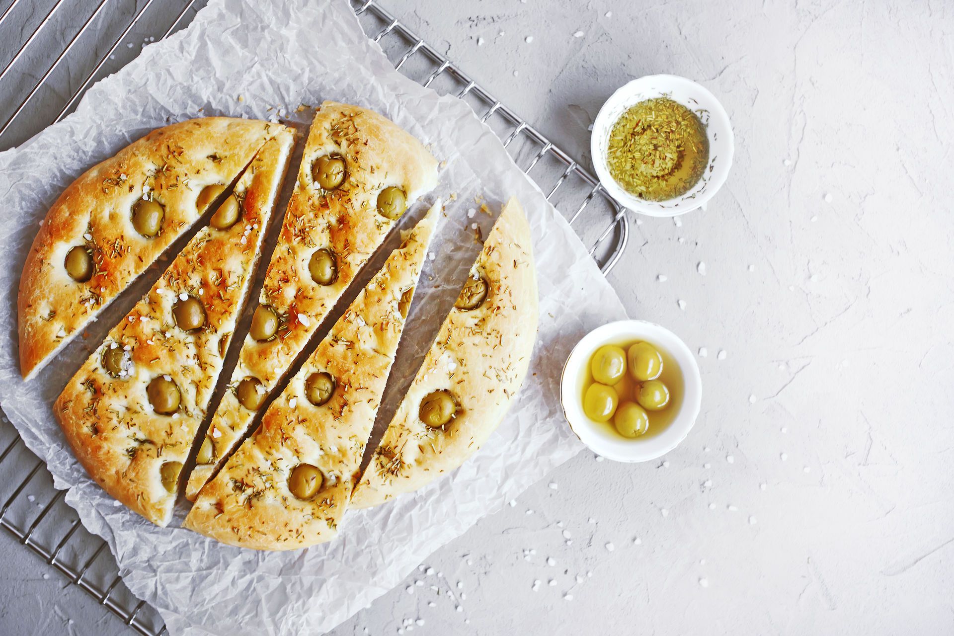Focaccia d’olives verdes i oli d’herbes