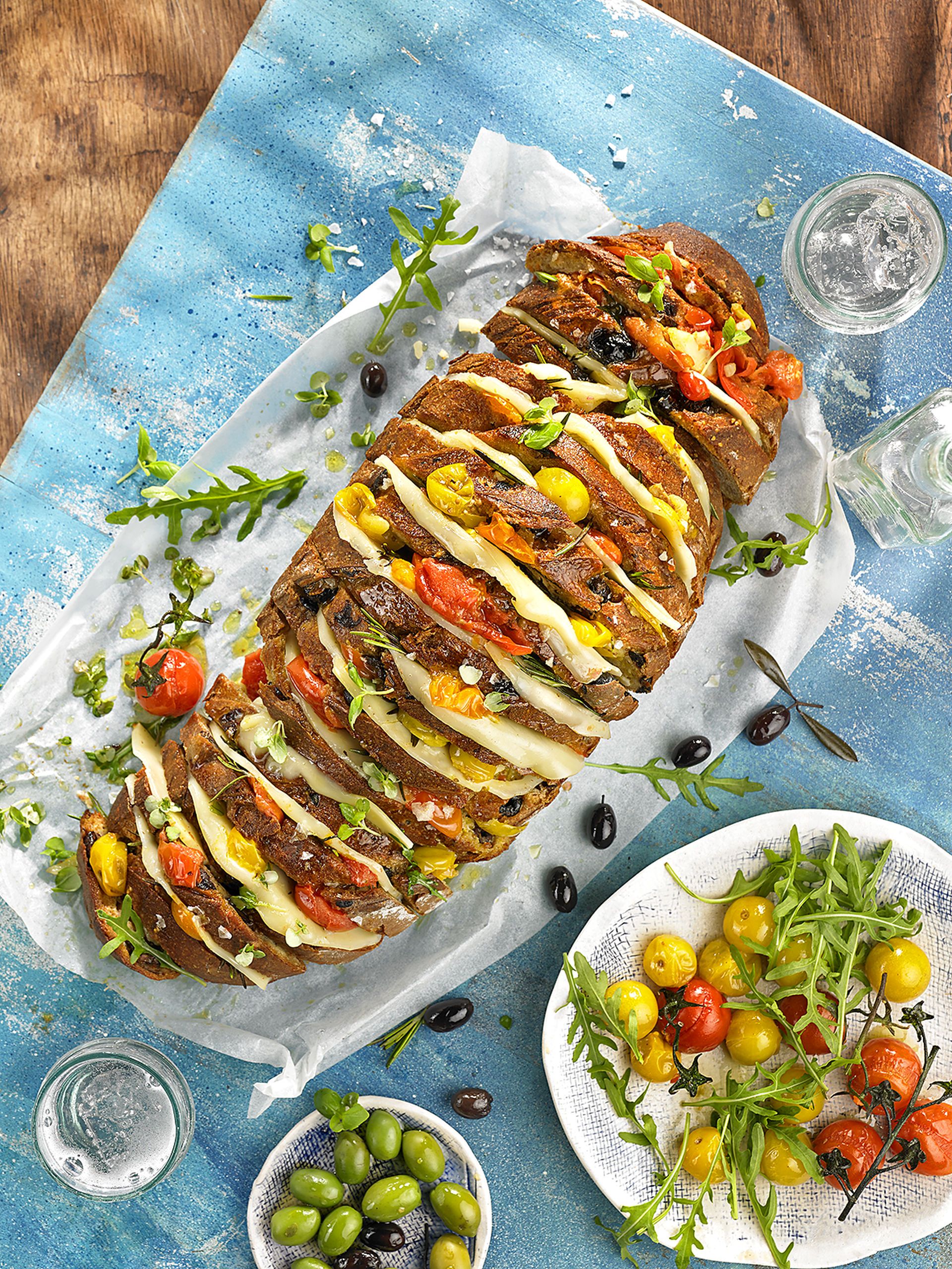 Pa d'olives farcit amb provolone