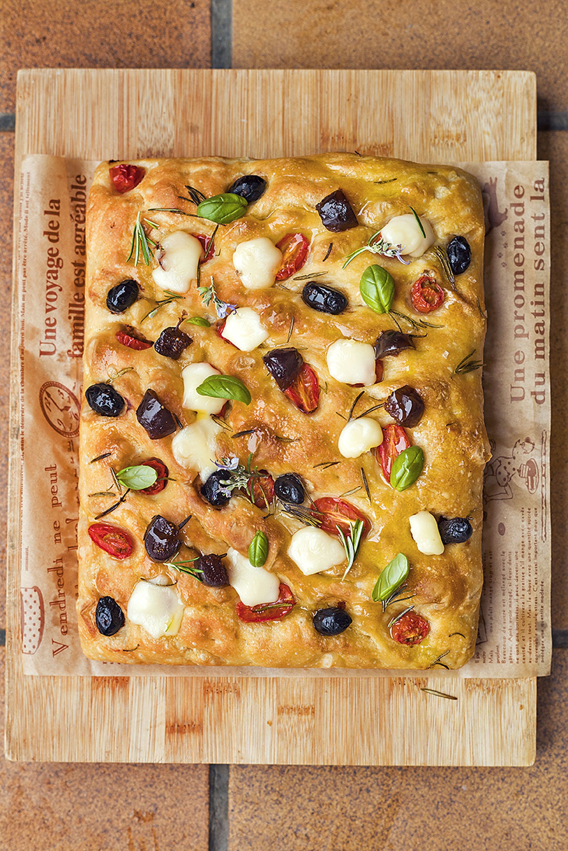 Focaccia amb tomàquets, olives negres i romaní