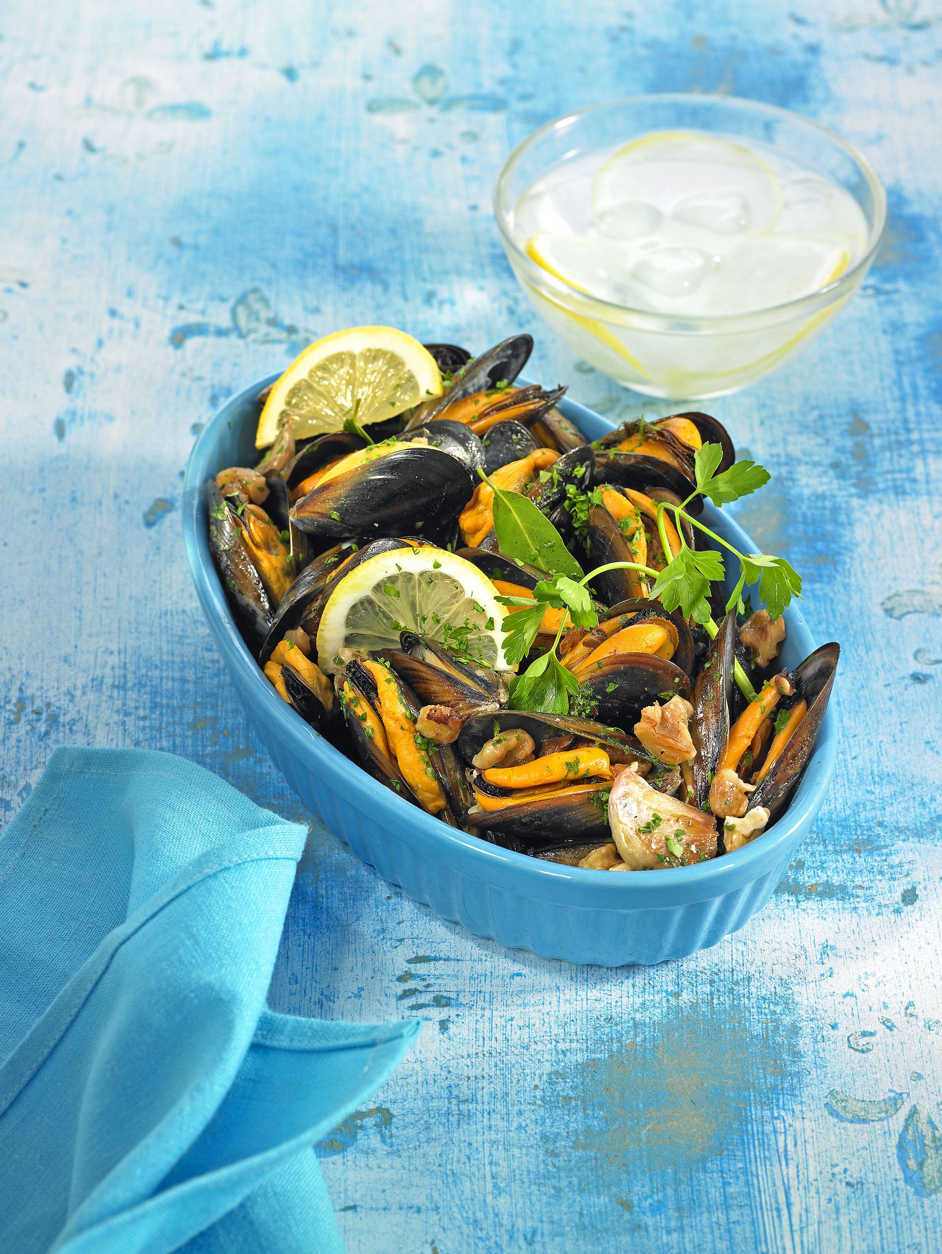 Cuenco de mejillones al vino picadillo de perejil y nueces r