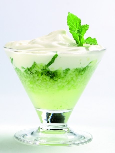 Gin-tonic de manzana ácida, menta y espuma de yogur