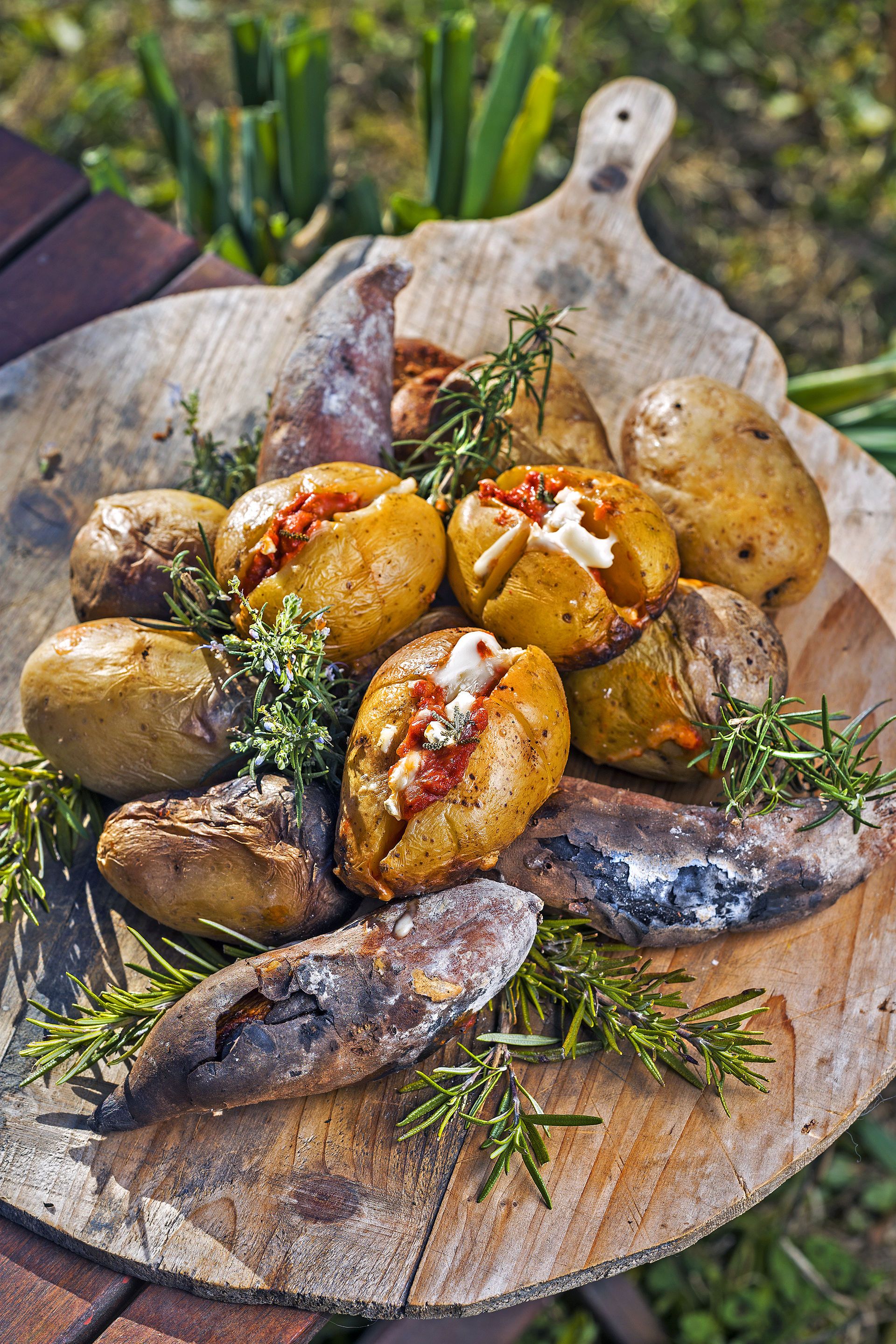 Patates al caliu farcides de sobrassada i formatge cremós