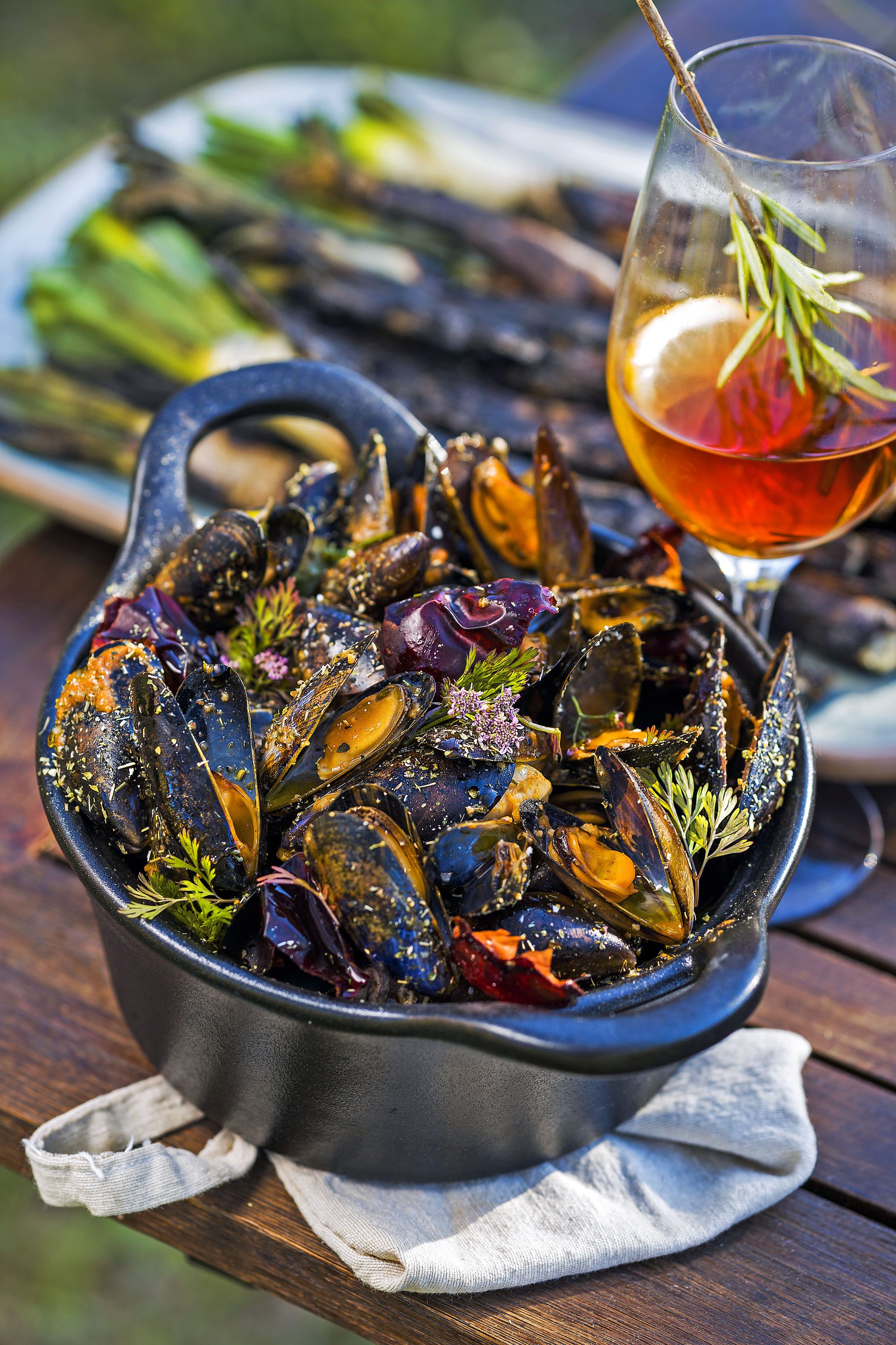 Musclos a la brasa amb romesco picant