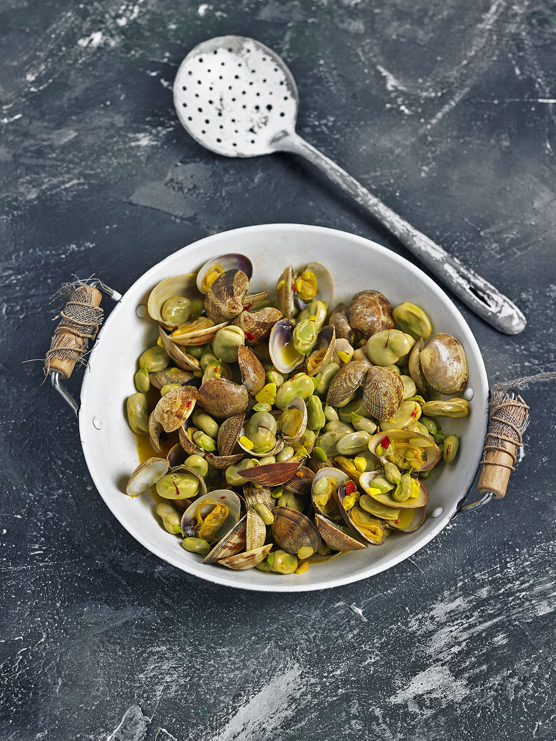 habas con almejas y azafran r