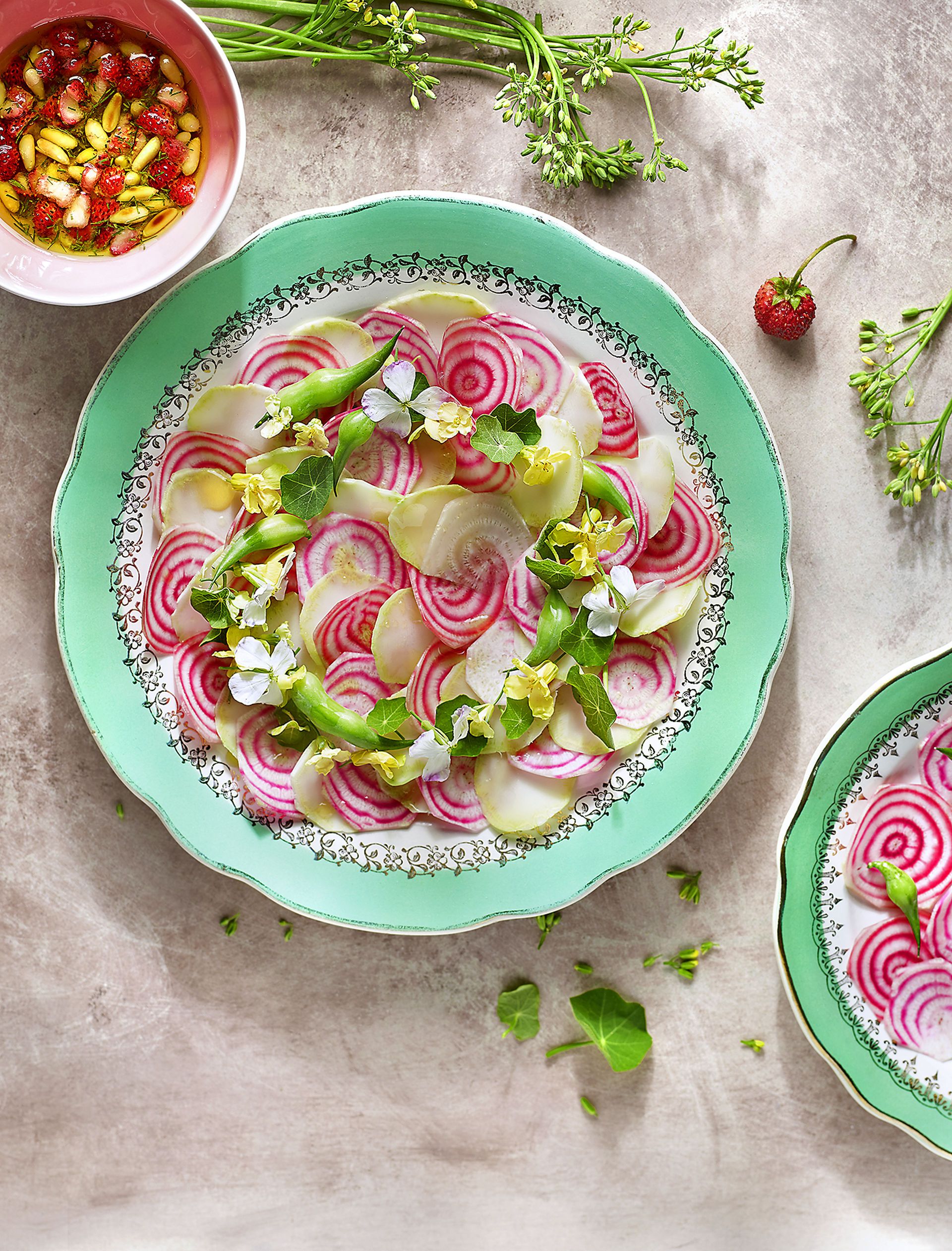 Carpaccio de tronc de bròquil i remolatxa amb vinagreta silvestre