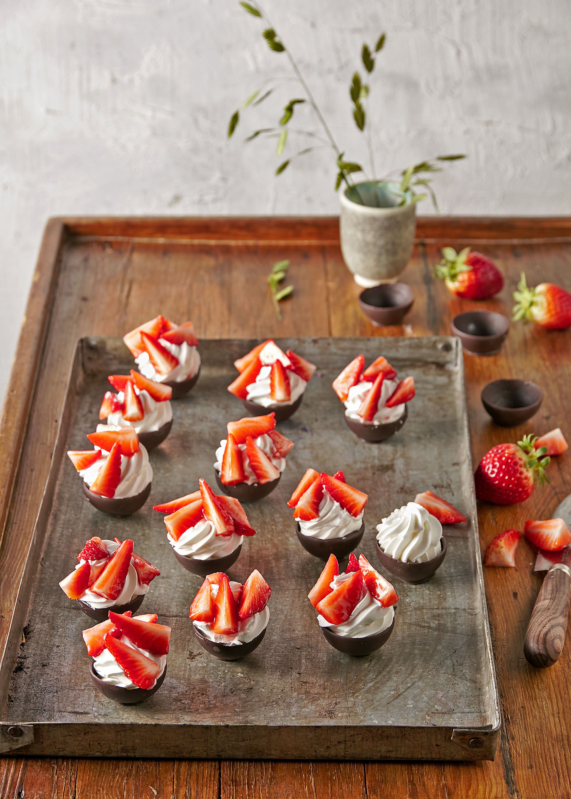 Cassoletes de xocolata, nata i maduixes