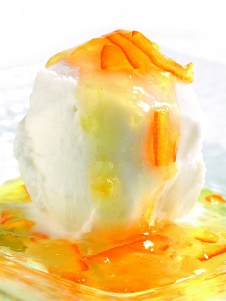 Helado de coco con salsa de naranja amarga