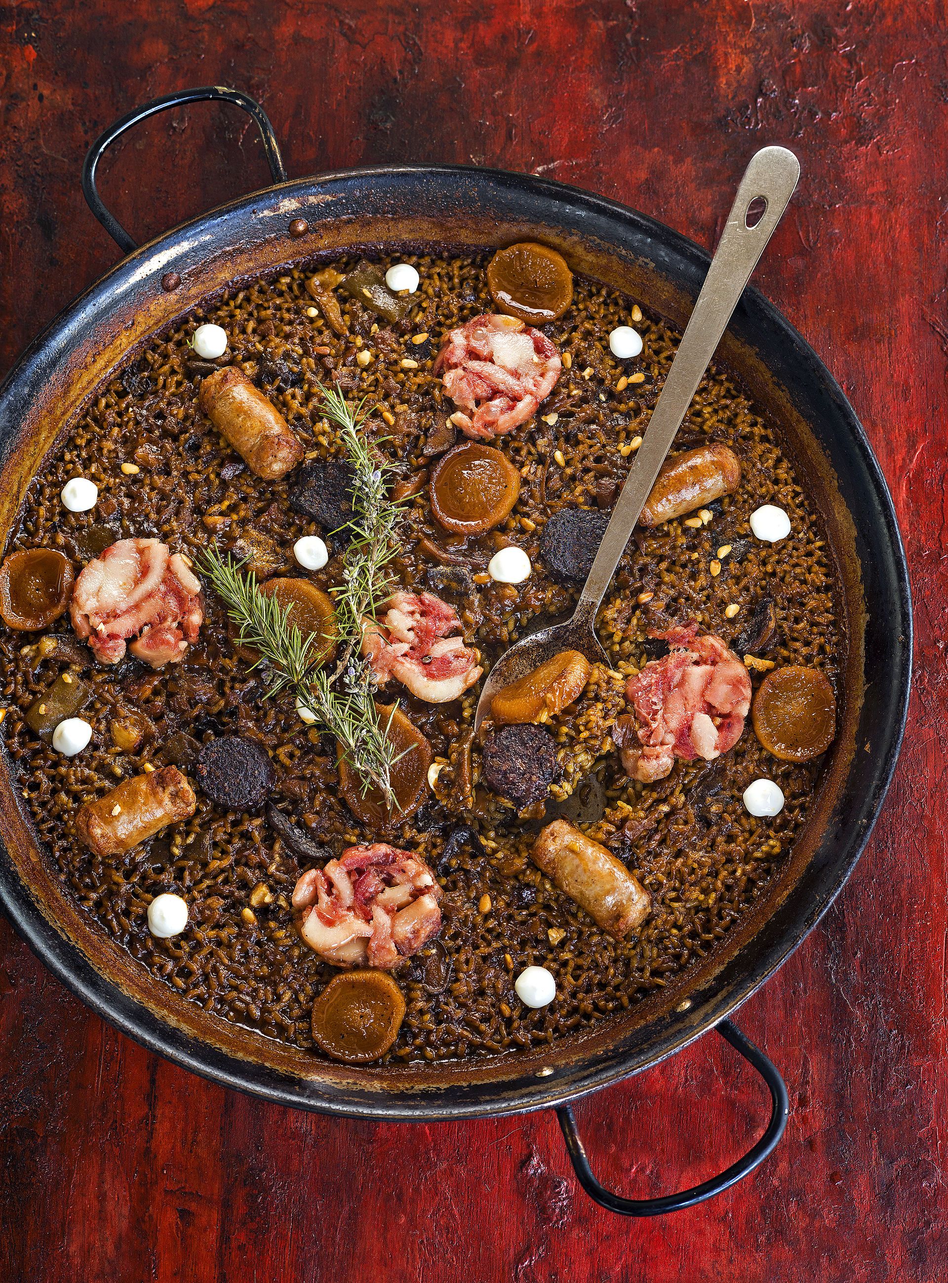 Arròs de peus de porc, botifarra de perol, naps i pinyons