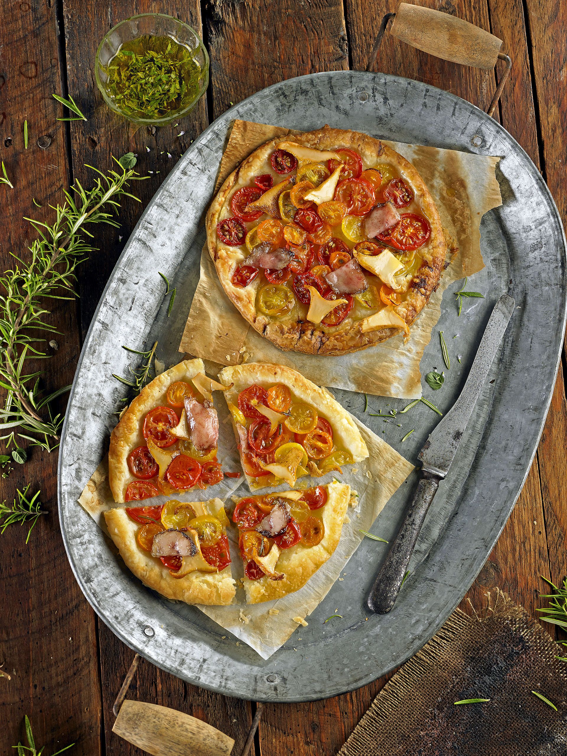 Minicoques de tomàquet, bolets i bacó