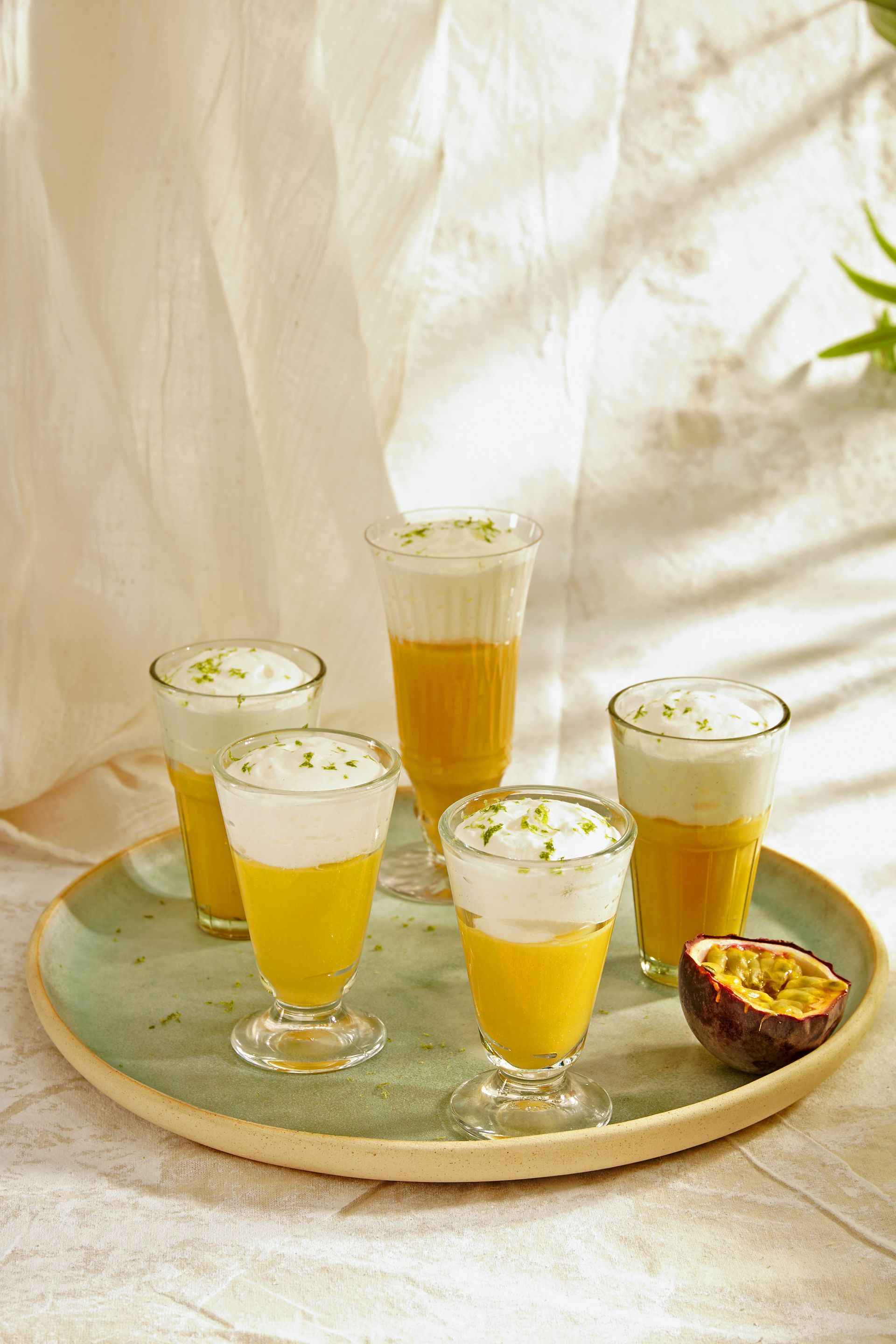Crema de fruita de la passió amb escuma de iogurt
