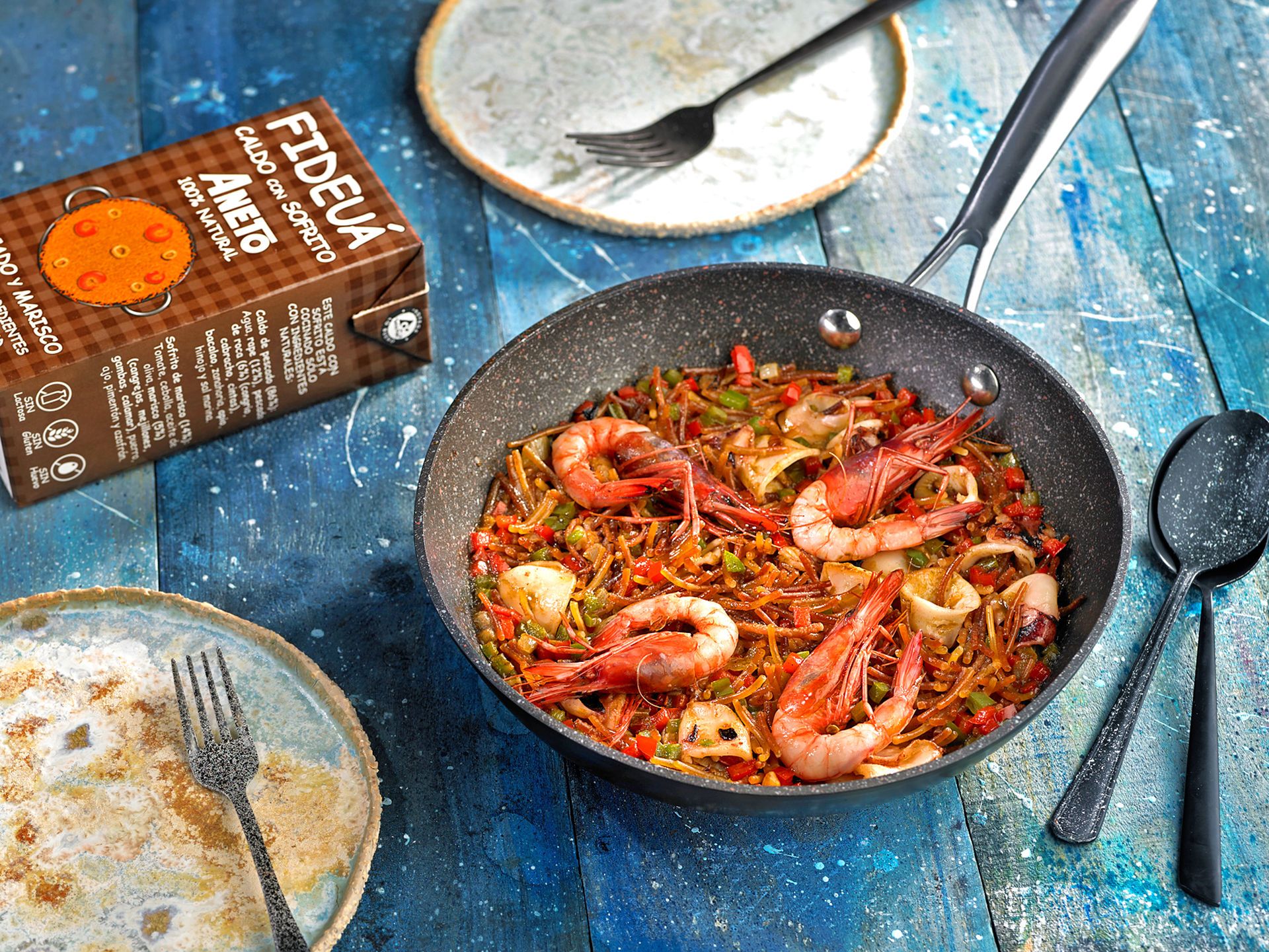 Fideuada amb gambes i calamars