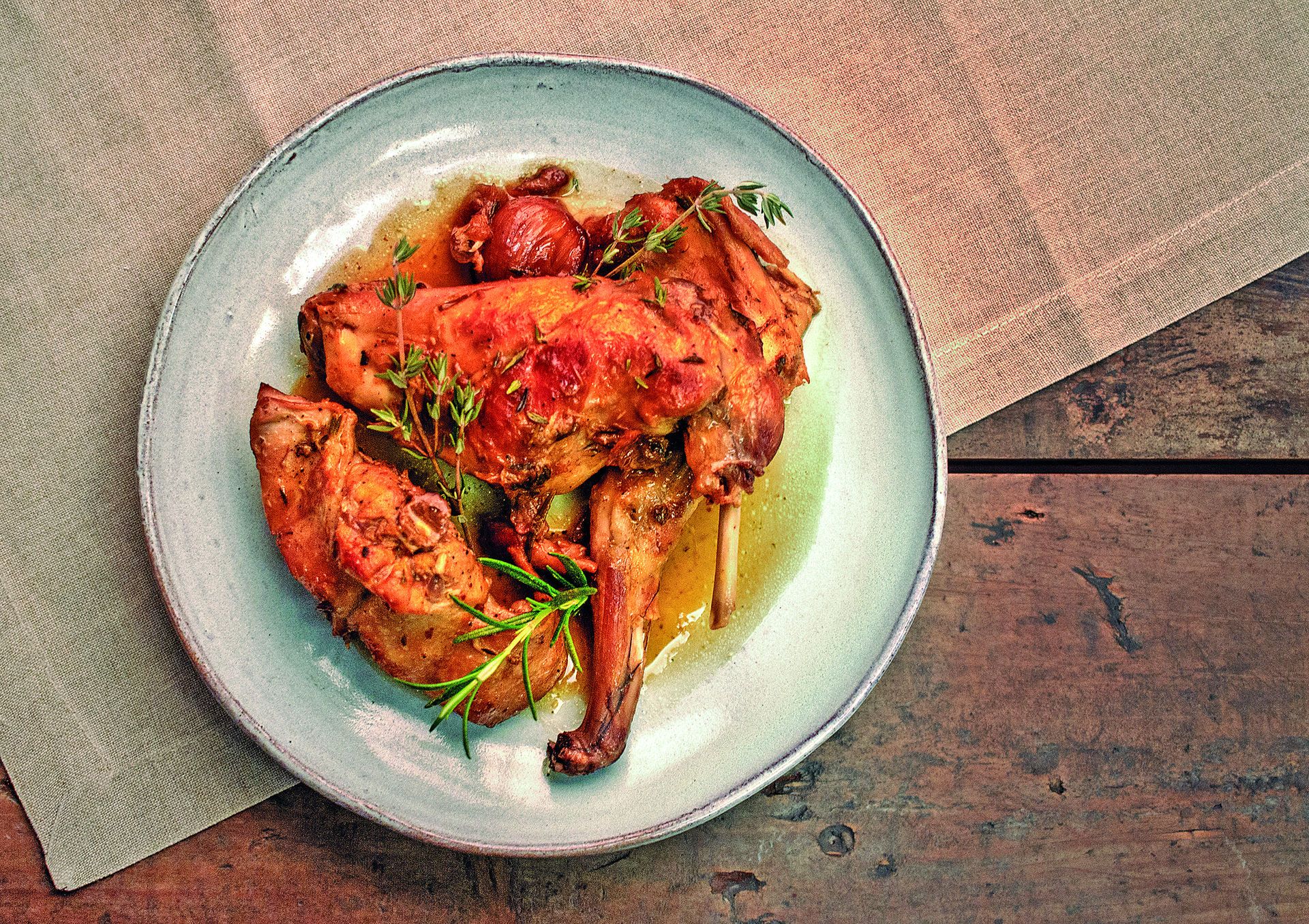 Conill rostit amb alls, vi blanc i herbes