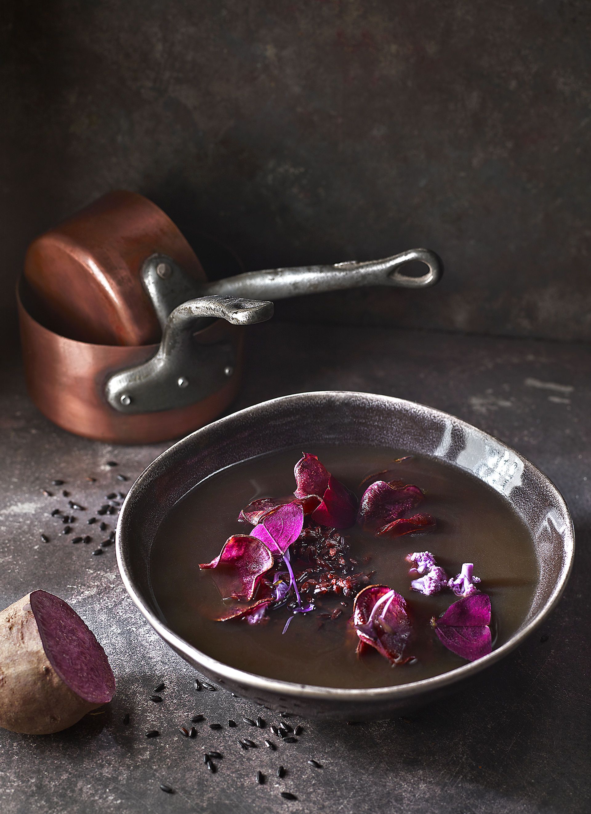 Brou negre de galeres amb xips de moniato violeta