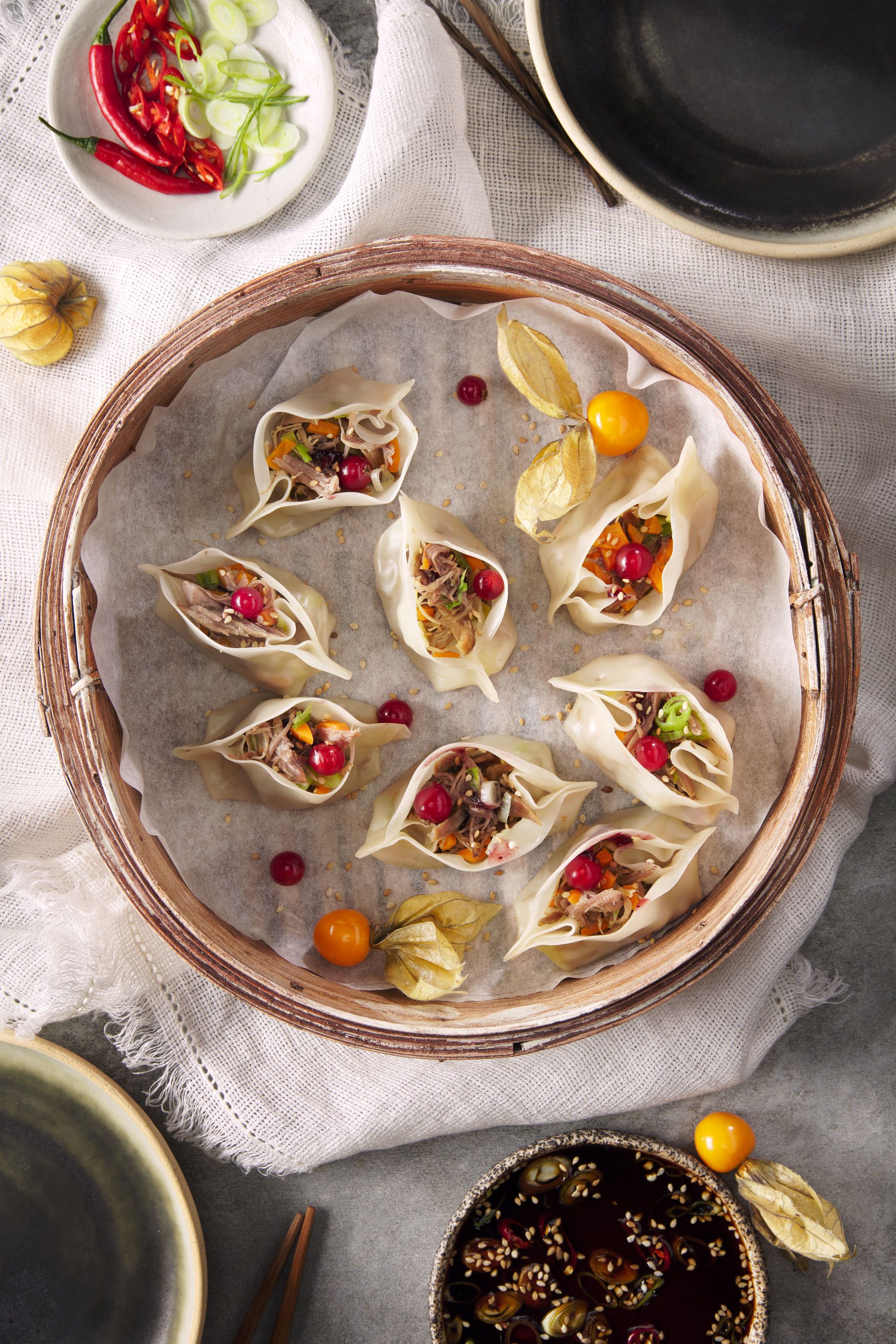 Dimsum obertes amb ànec i fruites vermelles