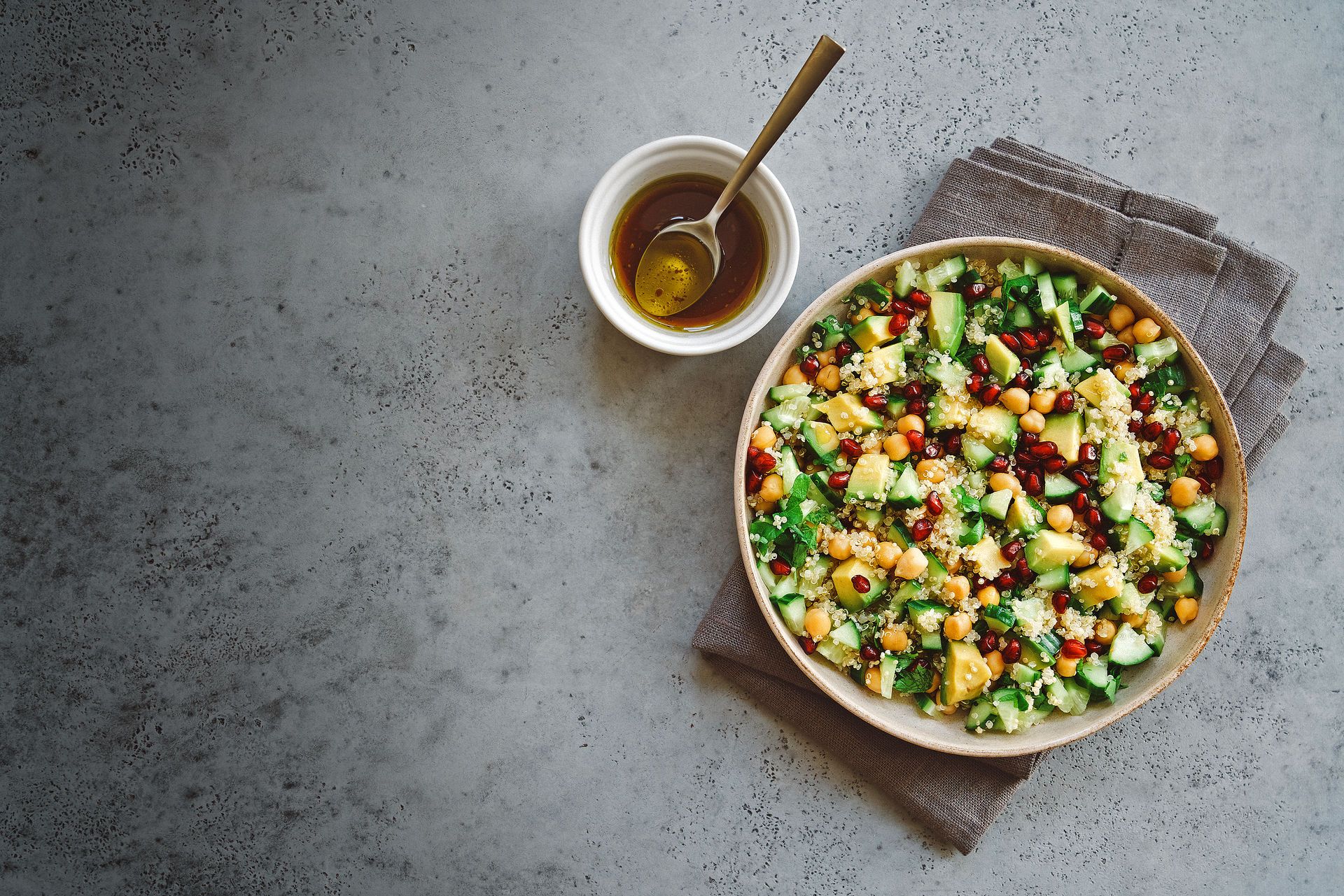 Amanida de quinoa amb cogombre, alvocat i magrana
