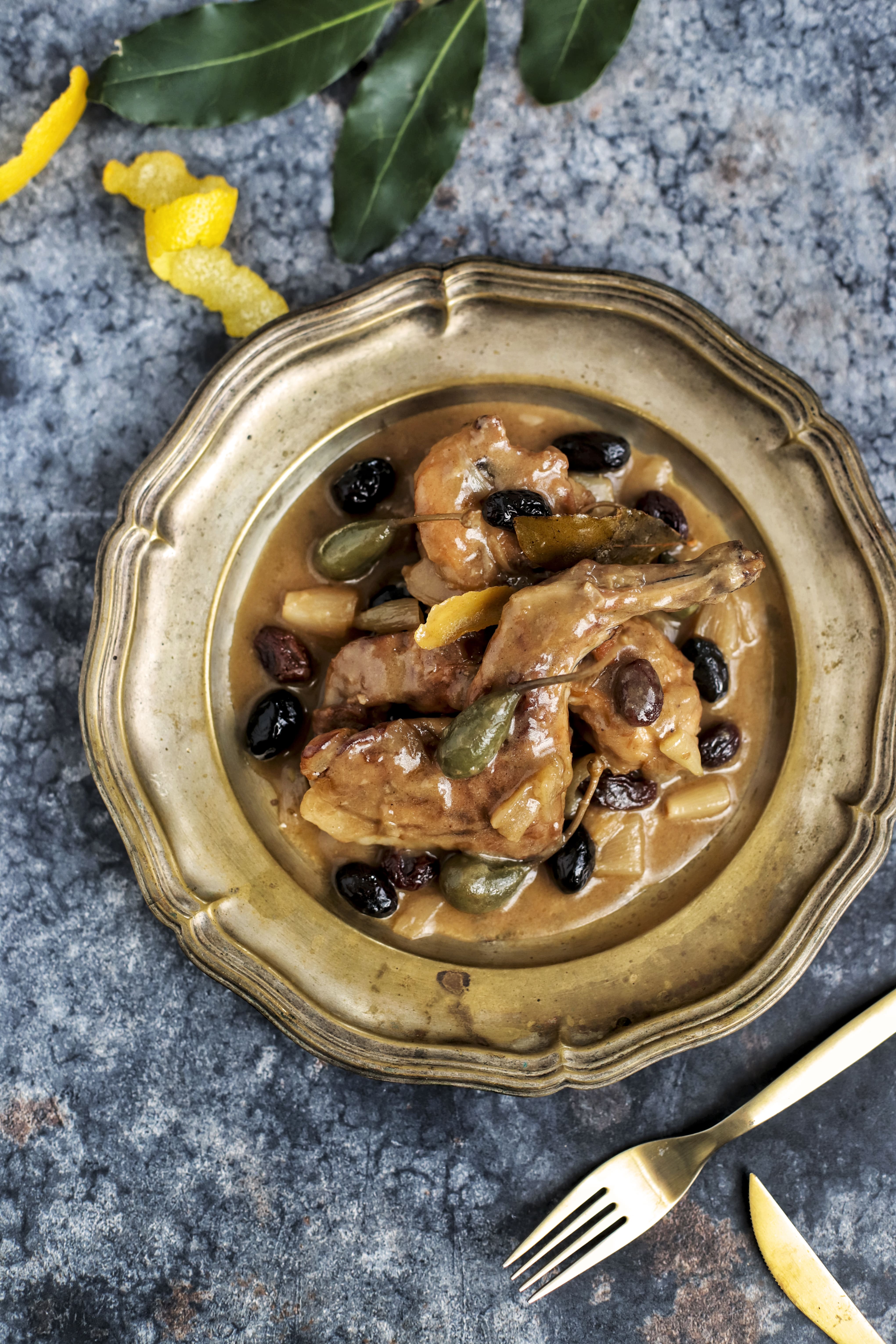 Conill amb tàperes i olives
