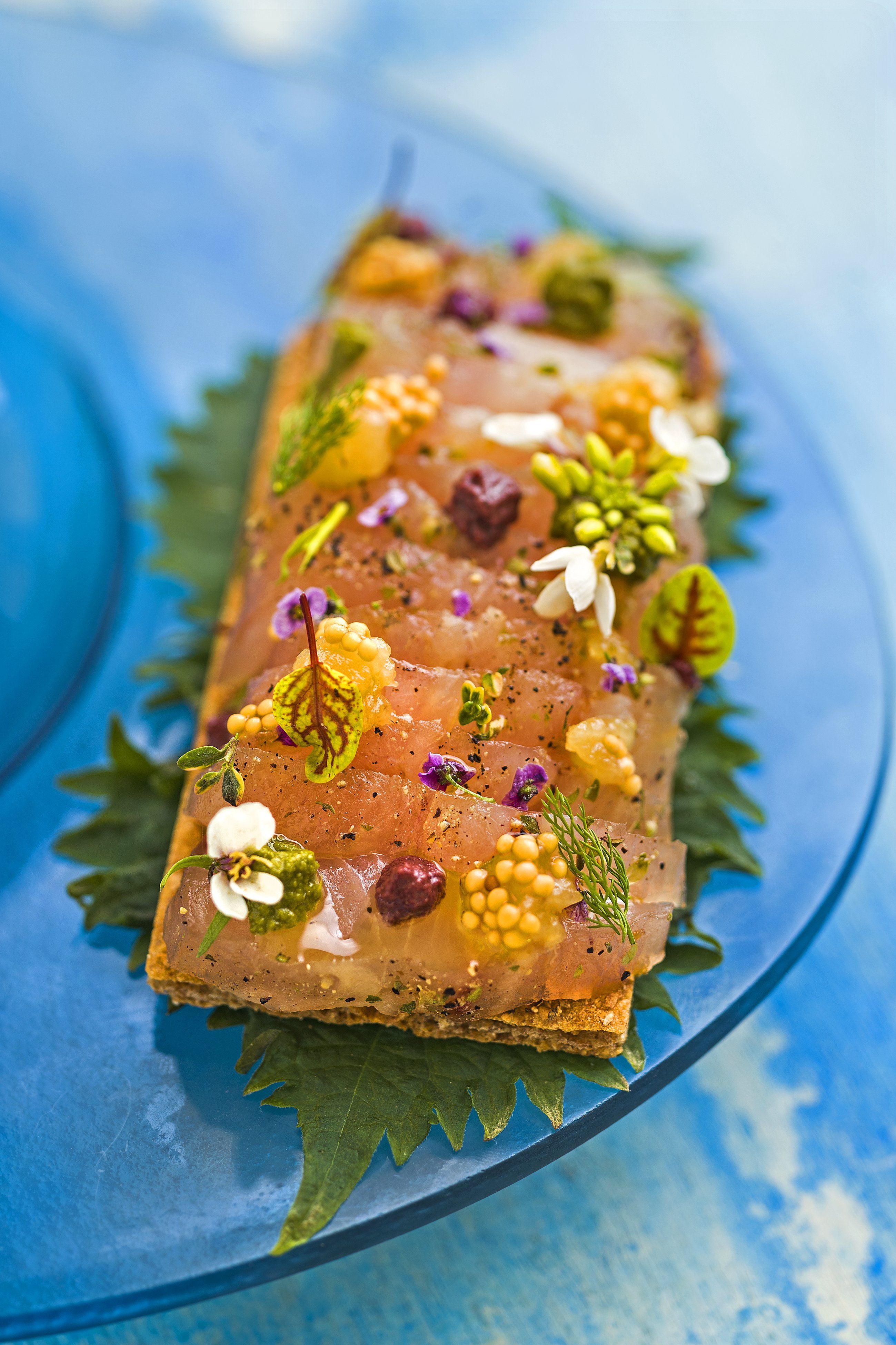 Pastís de melva amb envinagrats