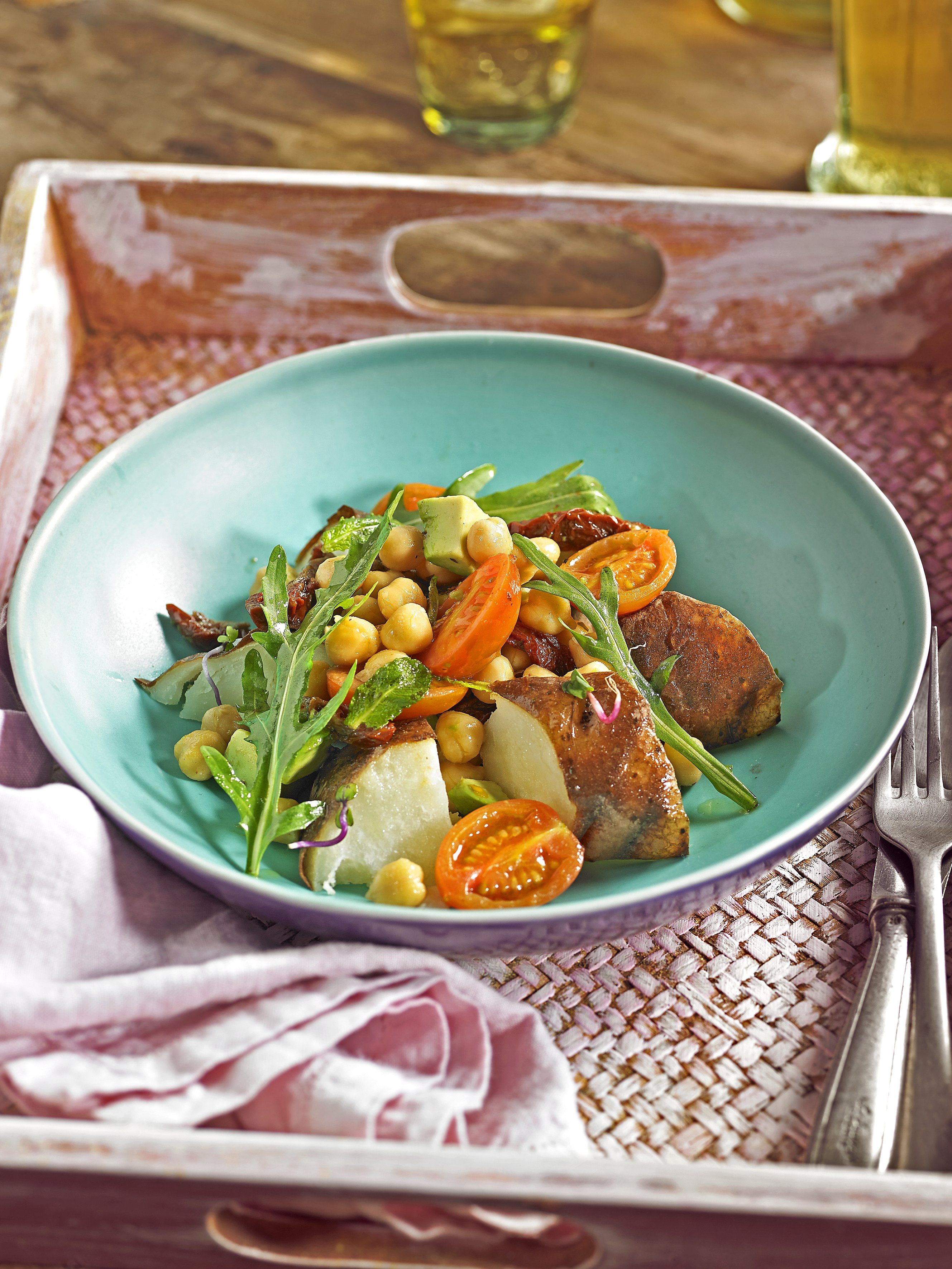 Ensalada de garbanzos con patata, rúcula y tomates cherry r 1