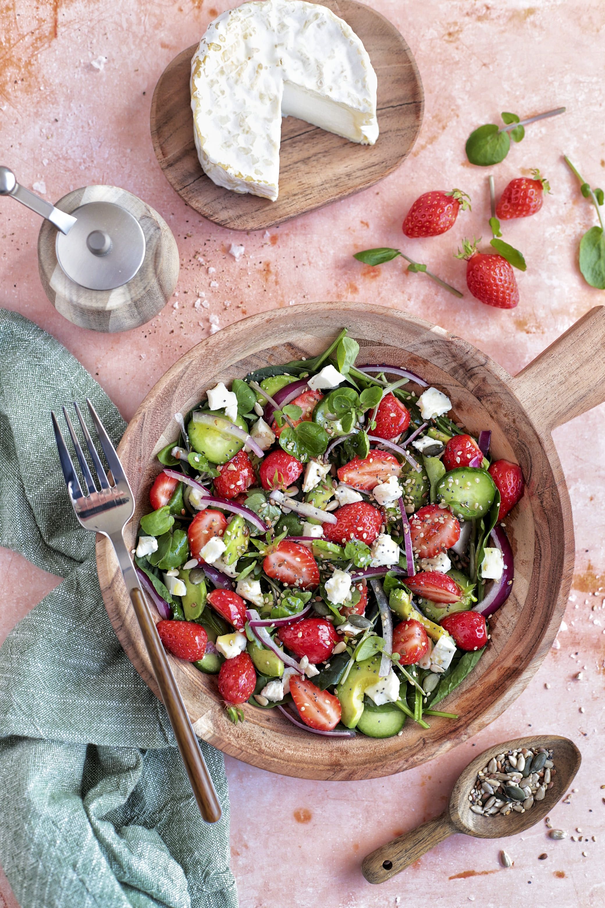 Amanida de maduixes amb brots d’espinacs, cogombre i formatge de cabra