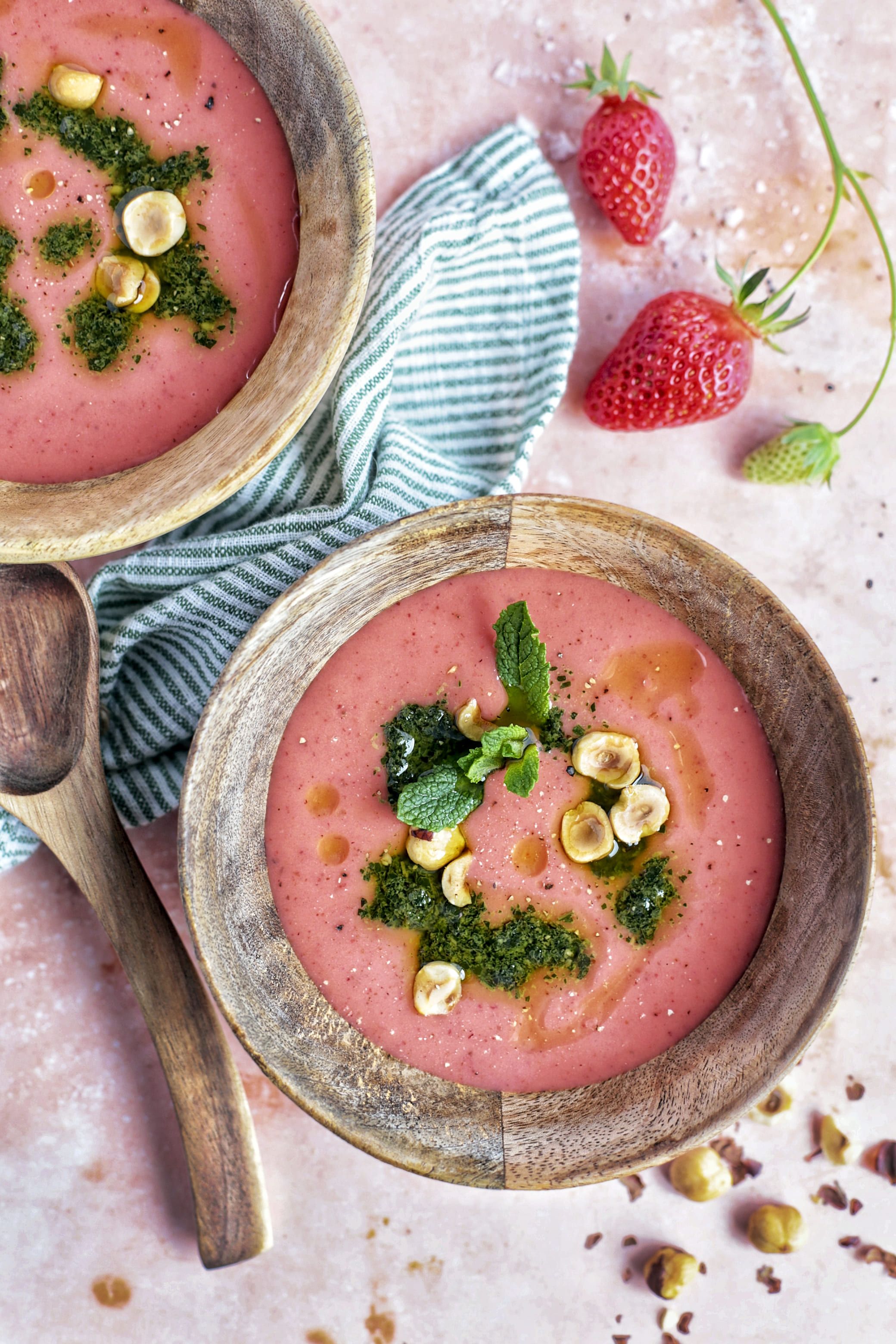 Sopa de maduixes i tomàquet amb pesto de menta i avellanes