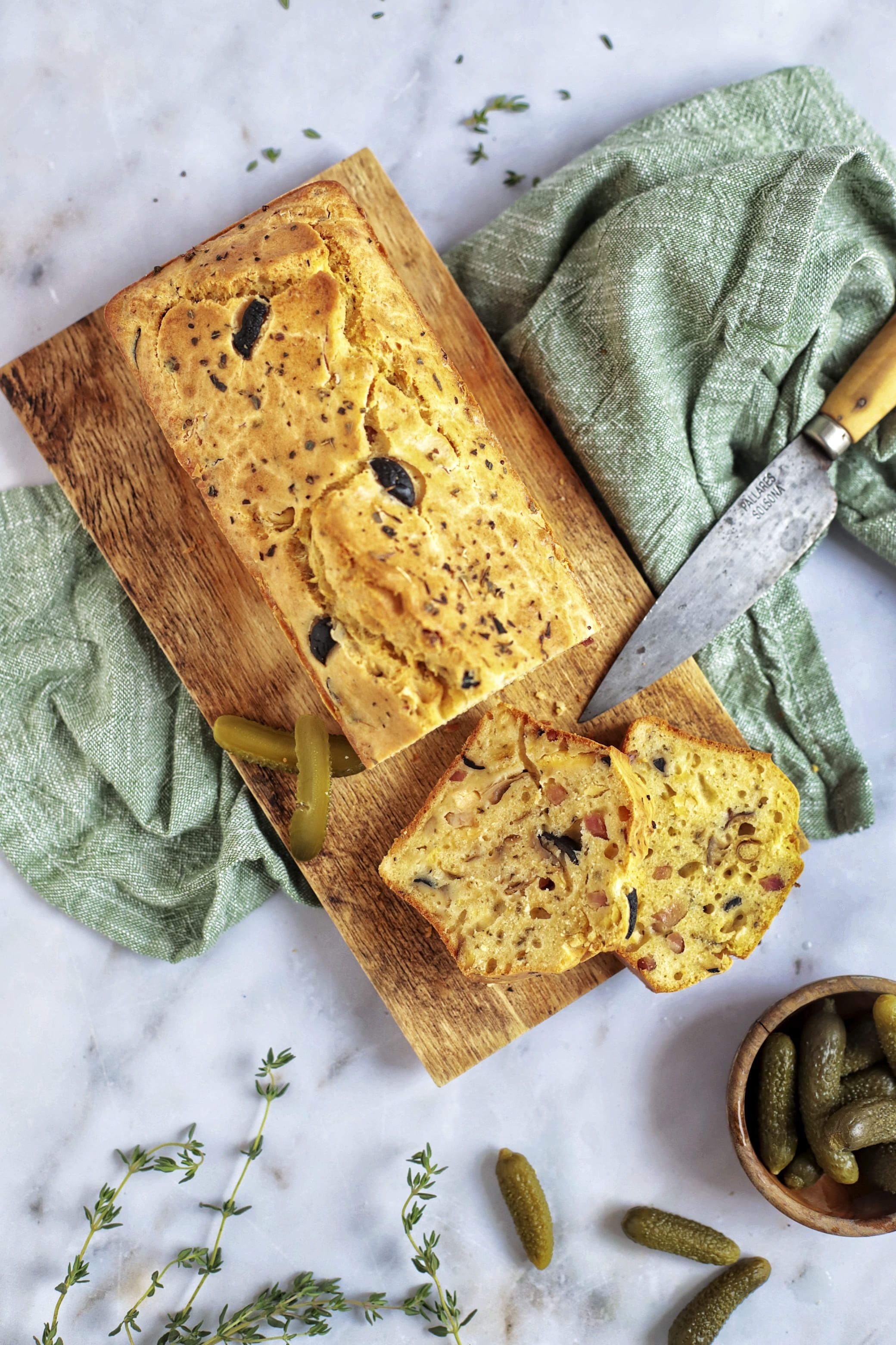 'Cake' de pollastre a l’ast amb bacó, bolets i olives negres