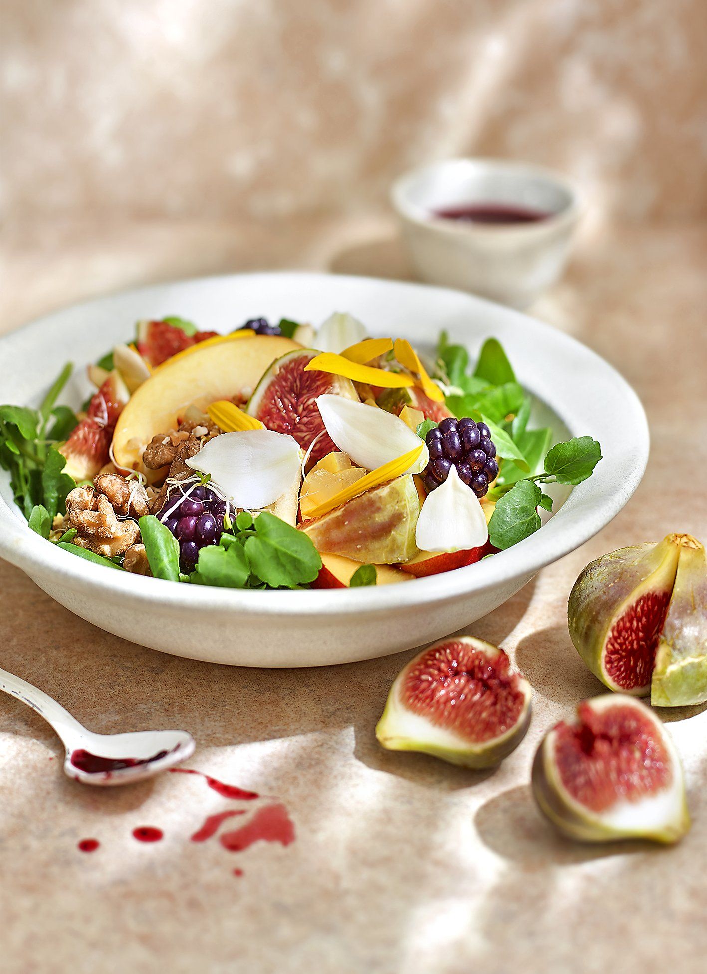 Amanida d’estiu amb amaniment de mores i saüc