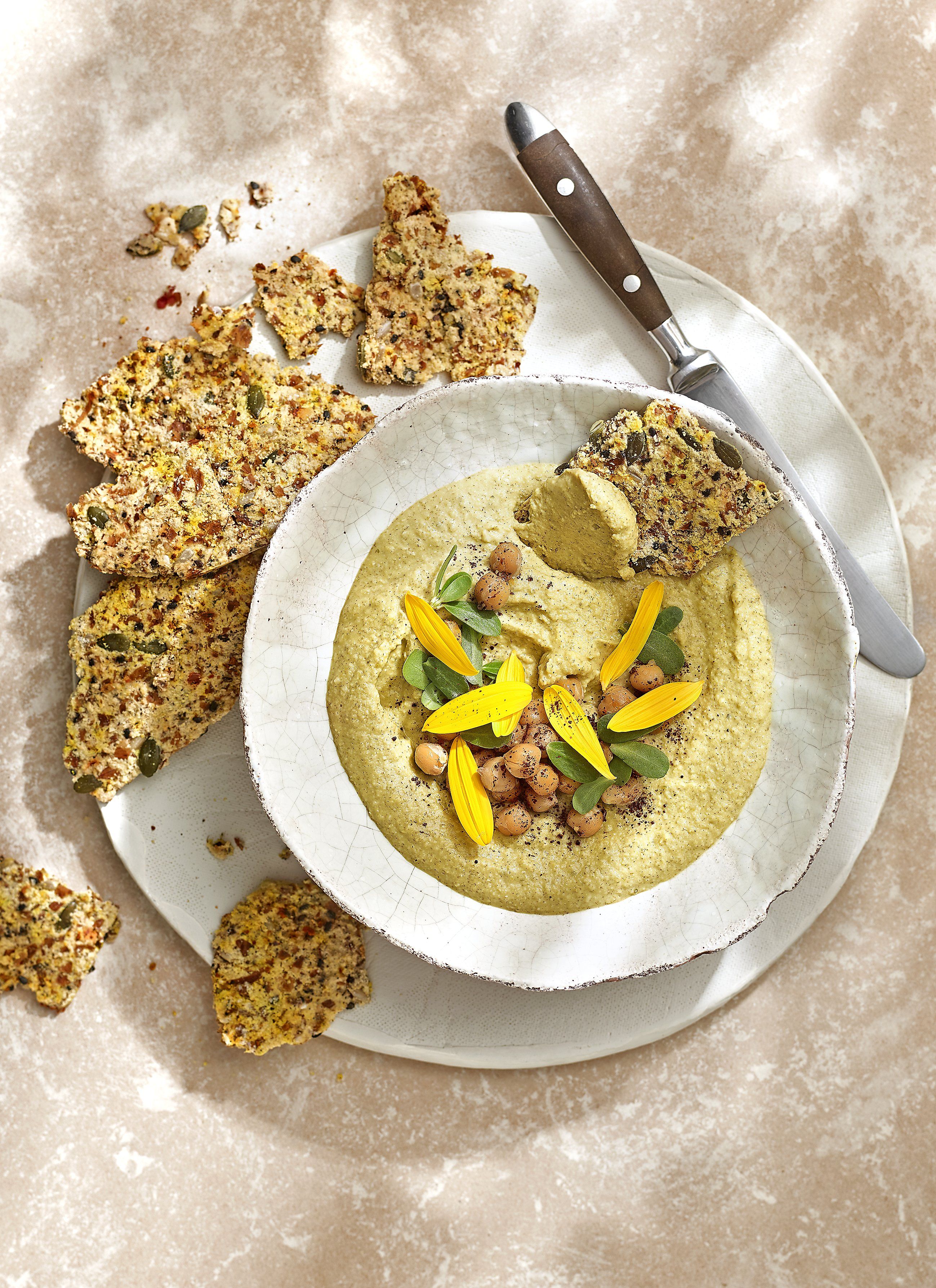 Hummus de verdolagues amb ‘crackers’ d’ametlla