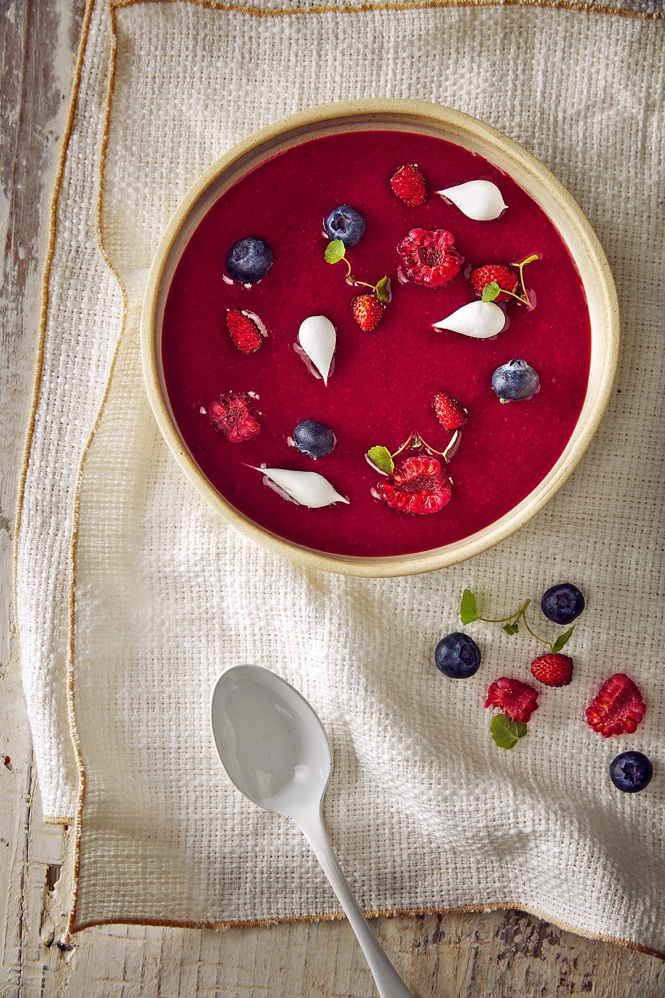 Sopa de fruites vermelles amb merengues cruixents