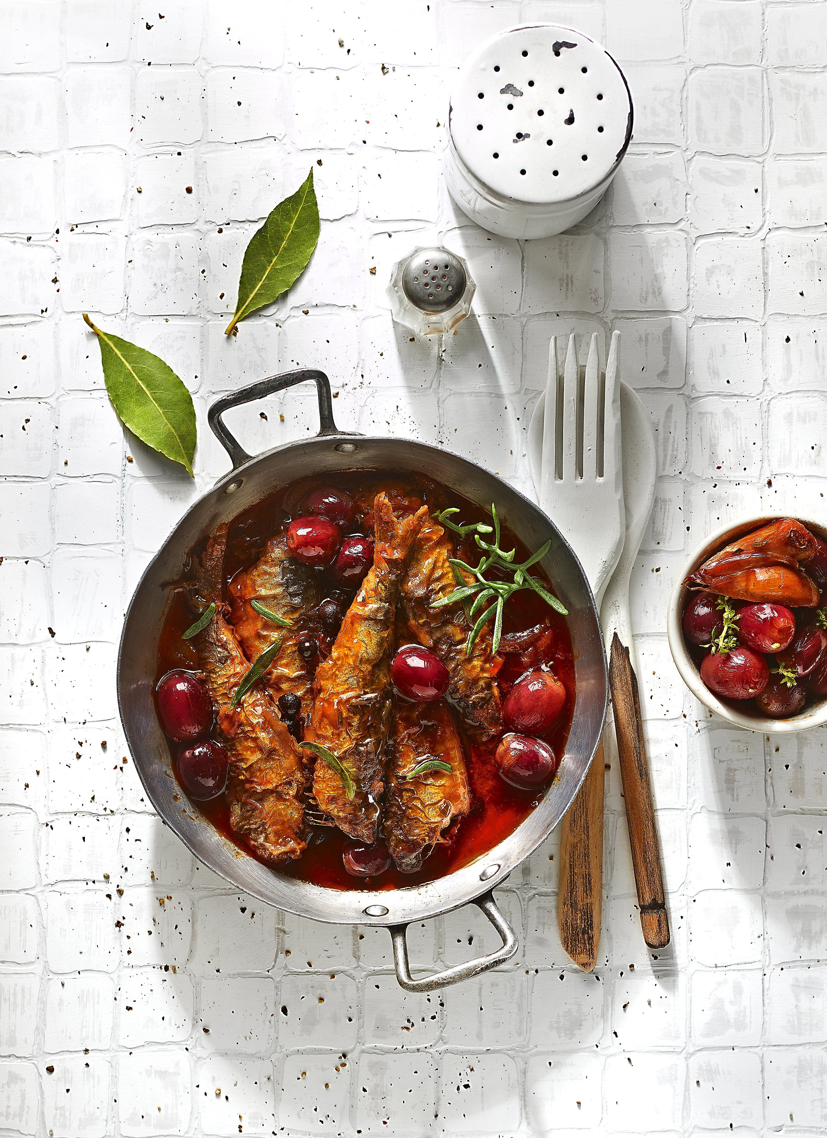 Sardines en escabetx de fonoll marí i raïm