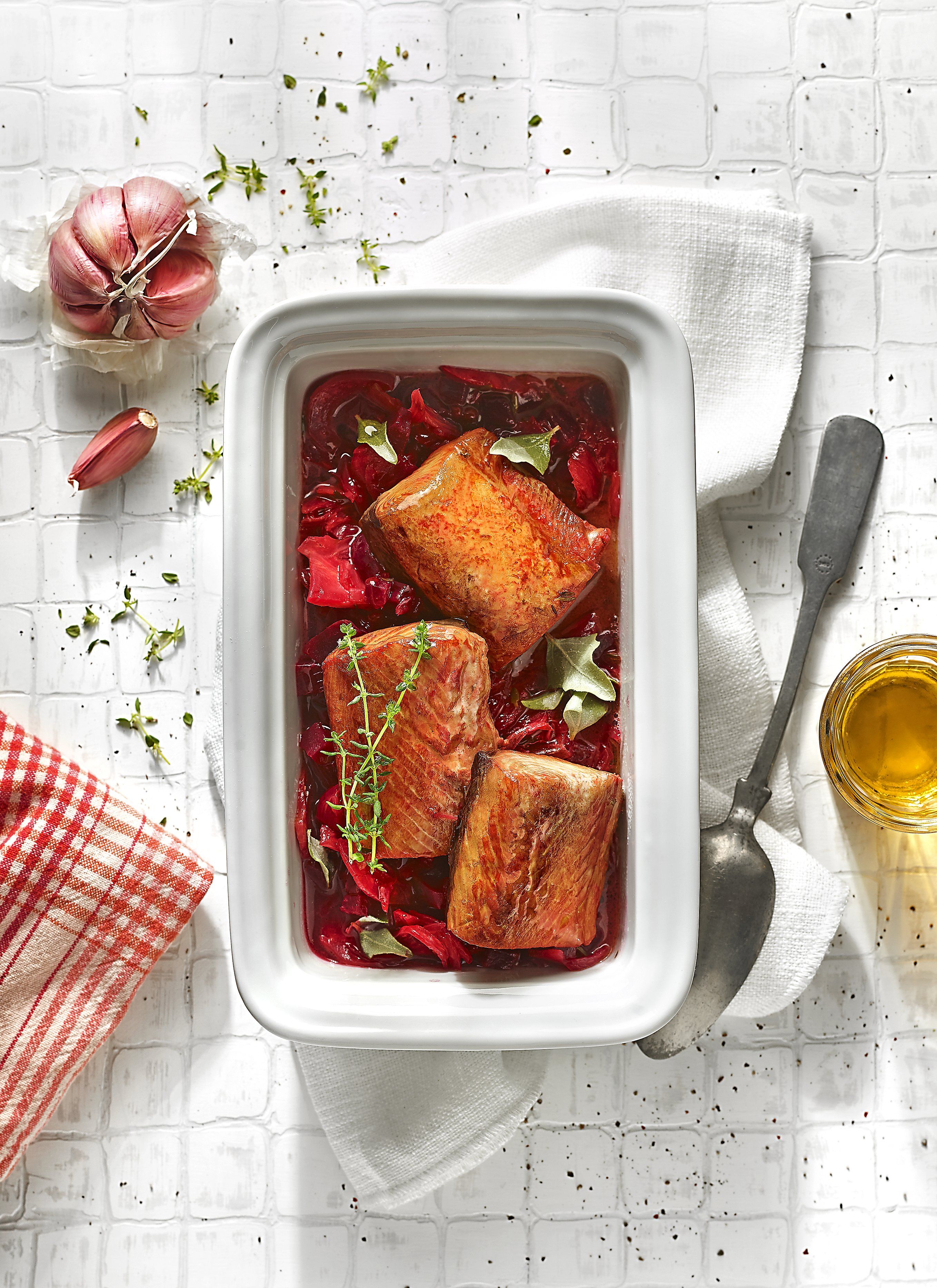 Bonítol en escabetx de remolatxa, bulb de fonoll i vinagre