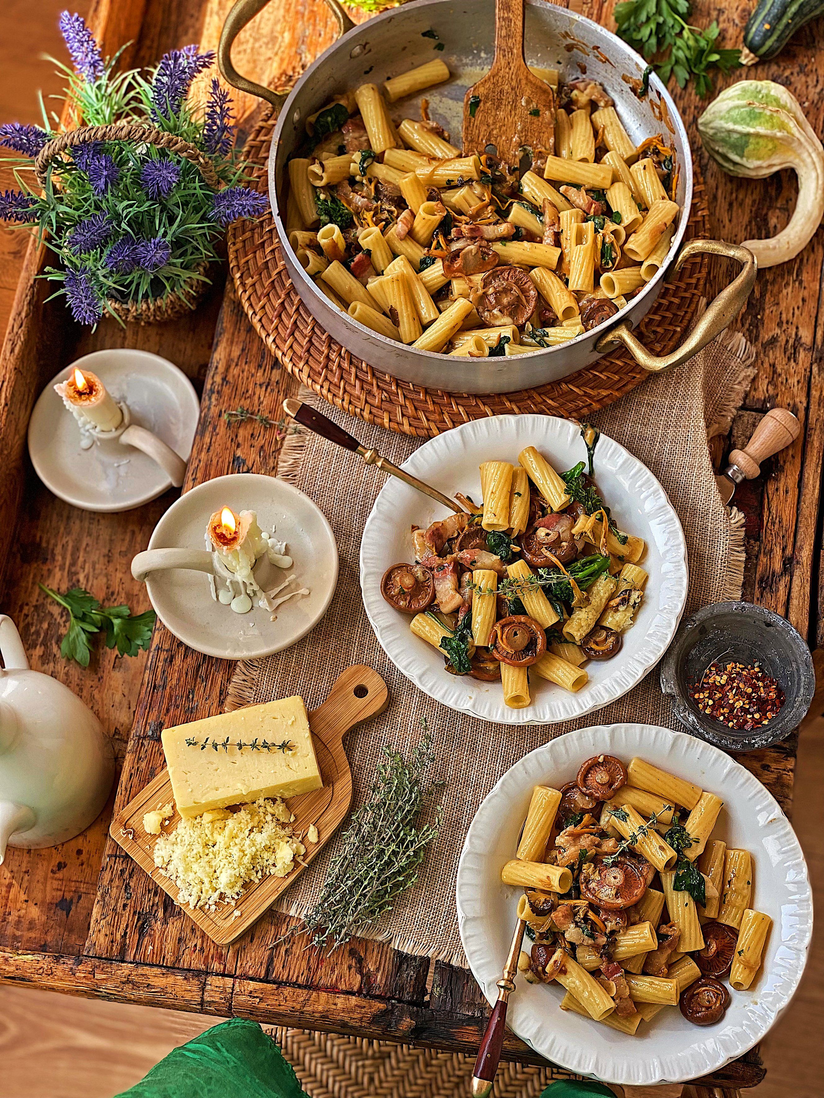 'Rigatoni' amb cansalada, bolets i espinacs