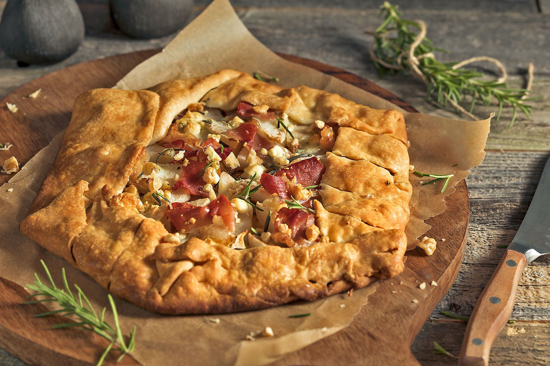 ‘Galette’ de formatge, pera i pernil salat